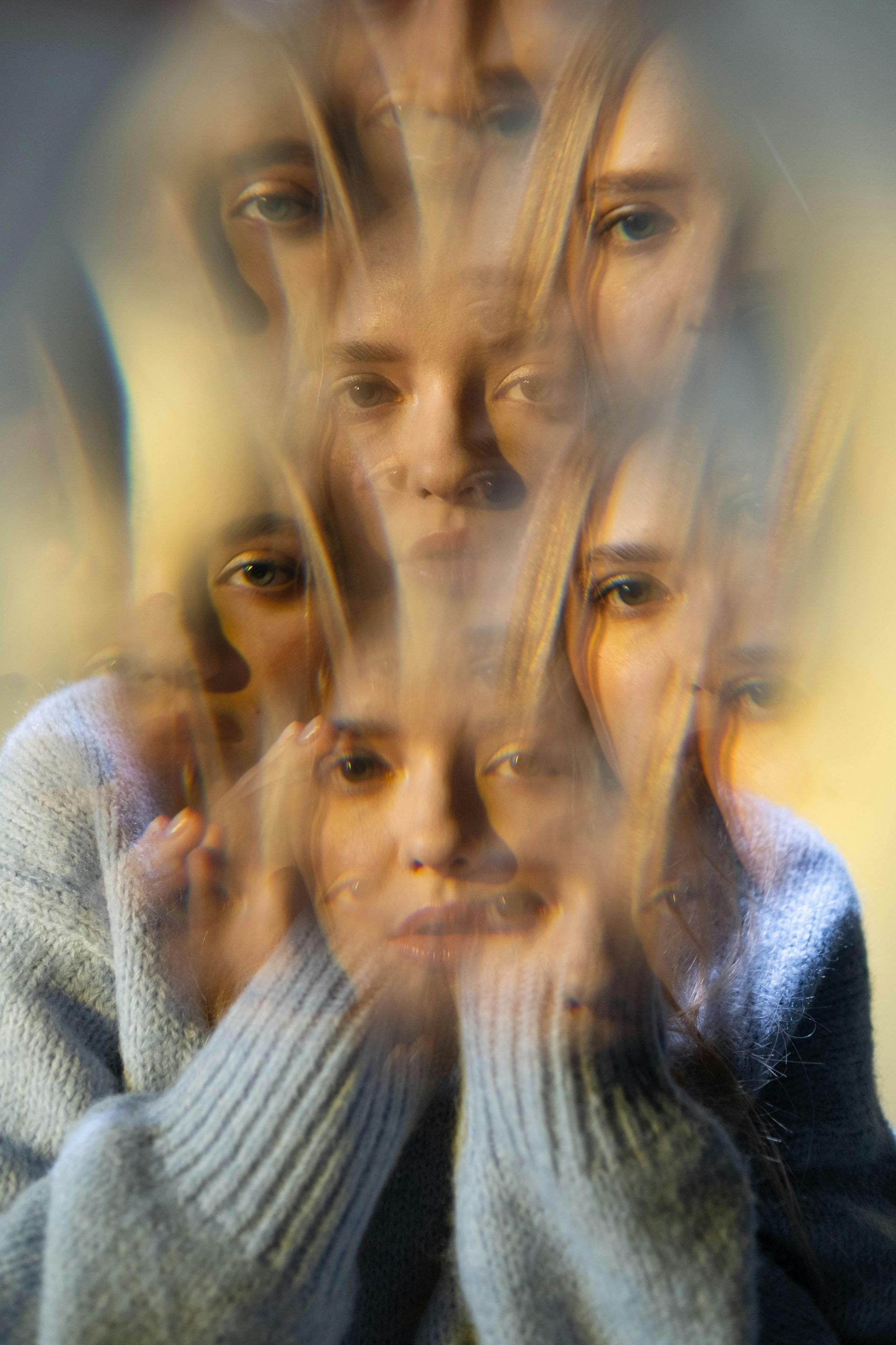 Foto van een vrouw die wordt weergegeven als in een halllucinatie.