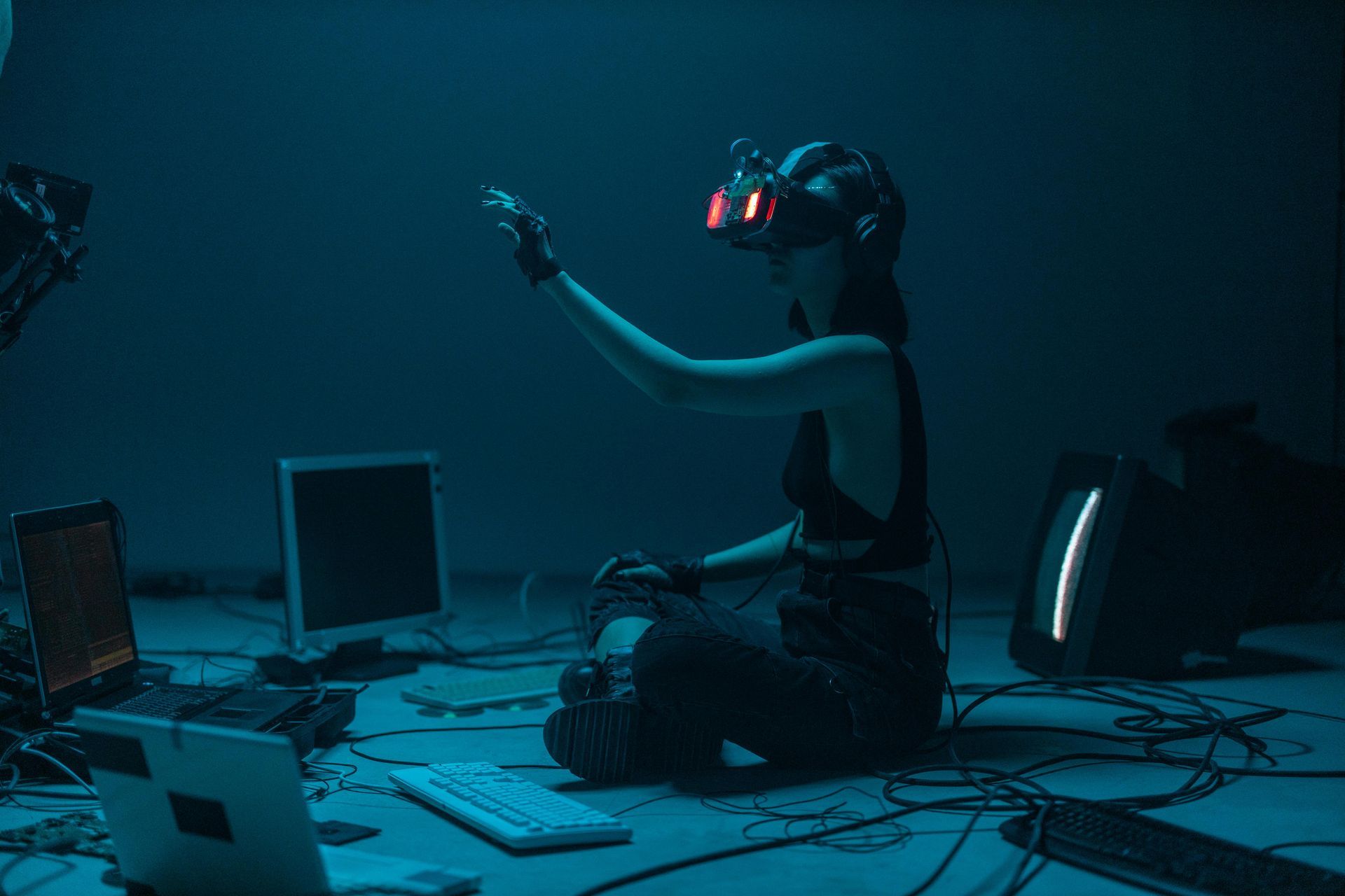 Een vrouw draagt een virtual reality bril tussen elektronica.
