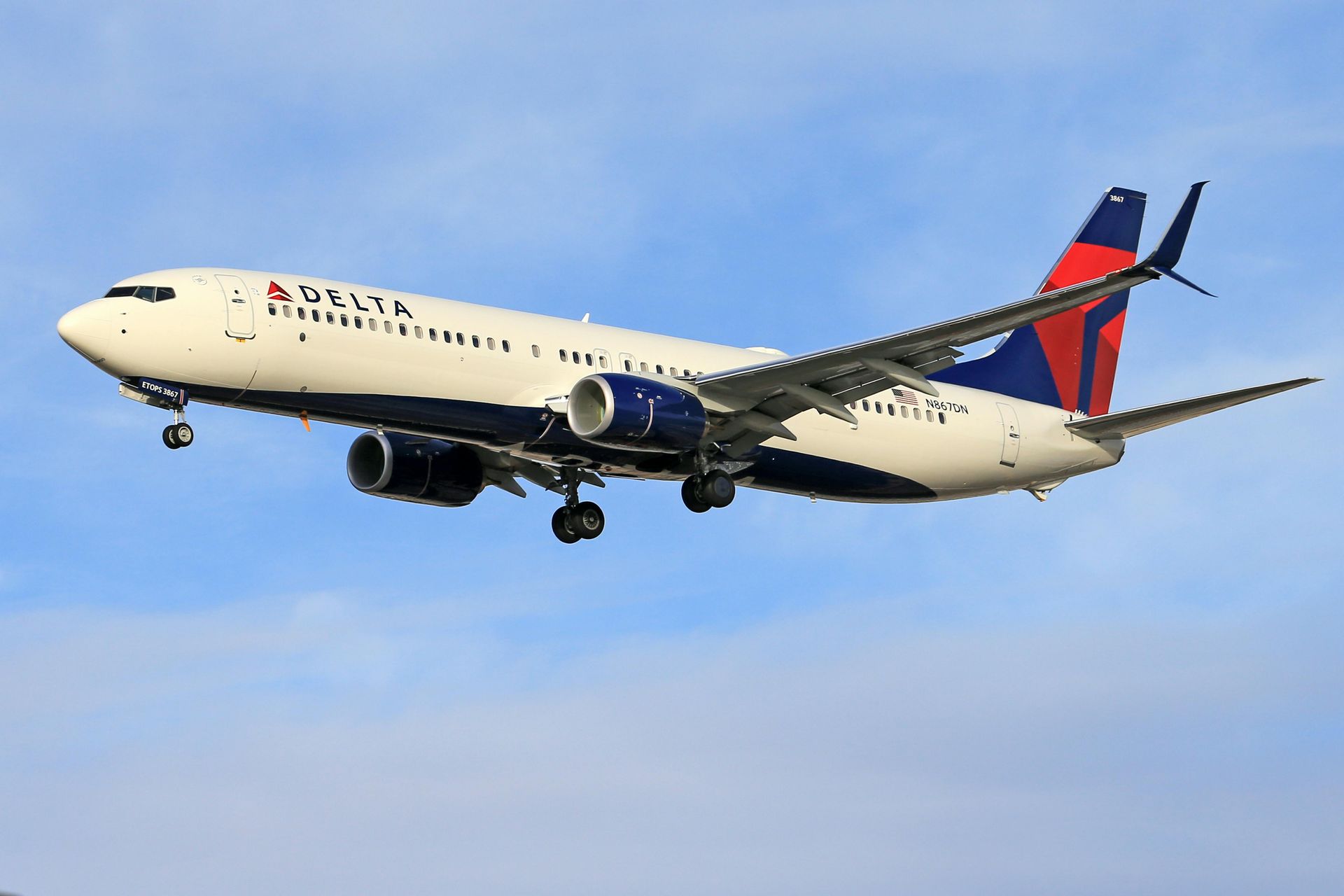 Een vliegtuig van luchtvaartmaatschappij Delta in de lucht.