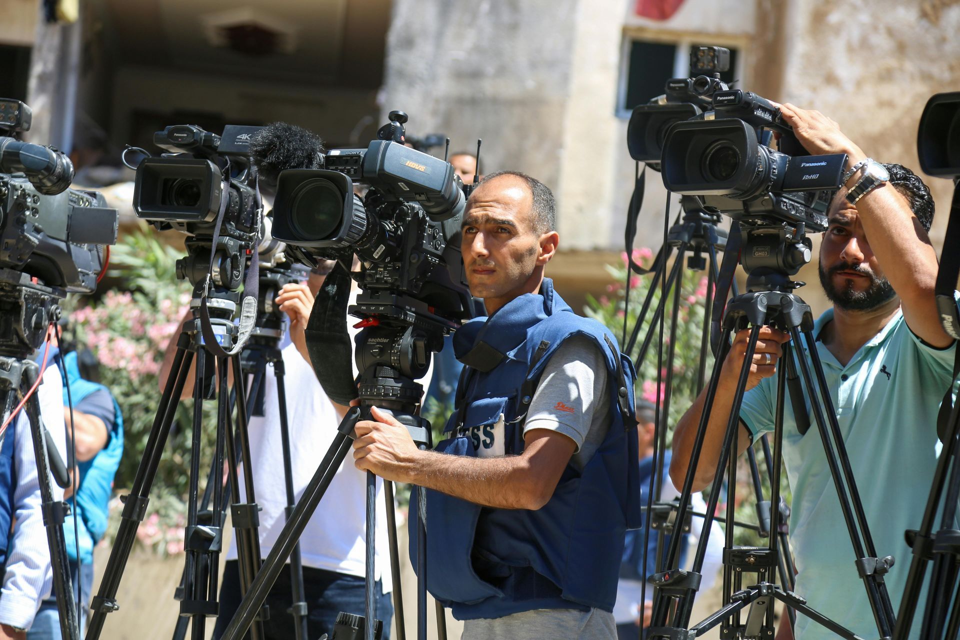 Camerjournalisten op een rij bij een nieuws-evenement.