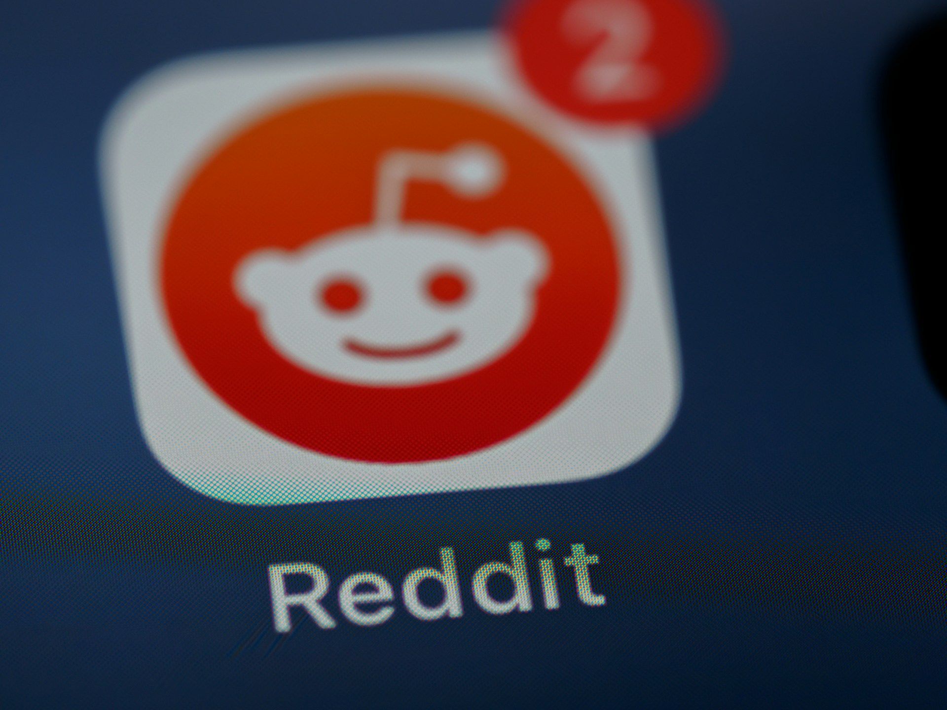 Reddit-logo sterk ingezoomd zichtbaar op een computerscherm