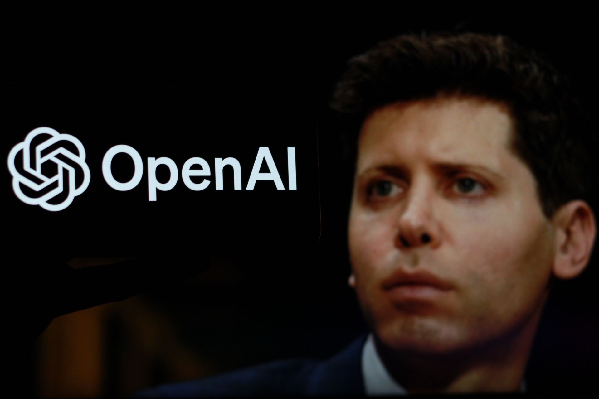 Portert van OpenAI-CEO Sam altman bij een logo van het bedrijf.