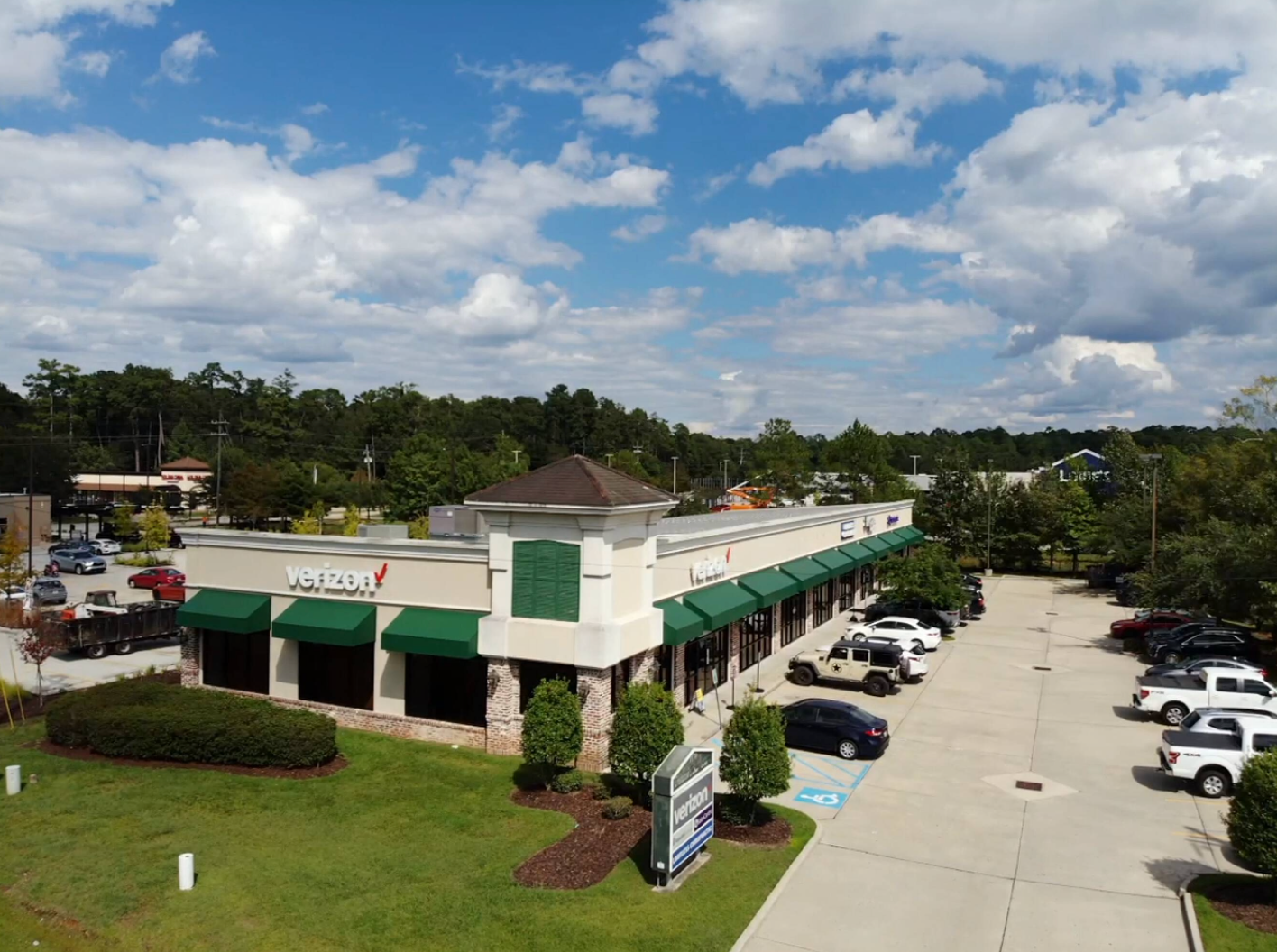 A property in Covington, LA, Crestwood Shadow Square, for lease. Photo with a blue pin marker and