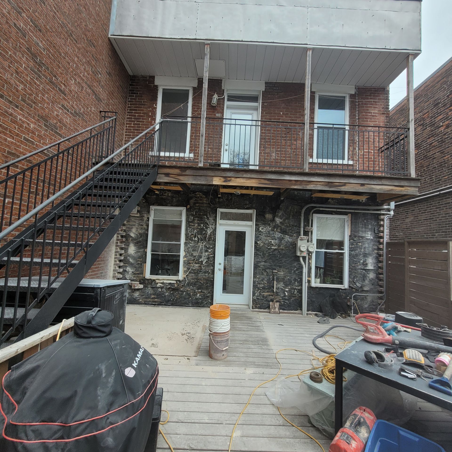 Un bâtiment en briques avec des escaliers qui y mènent