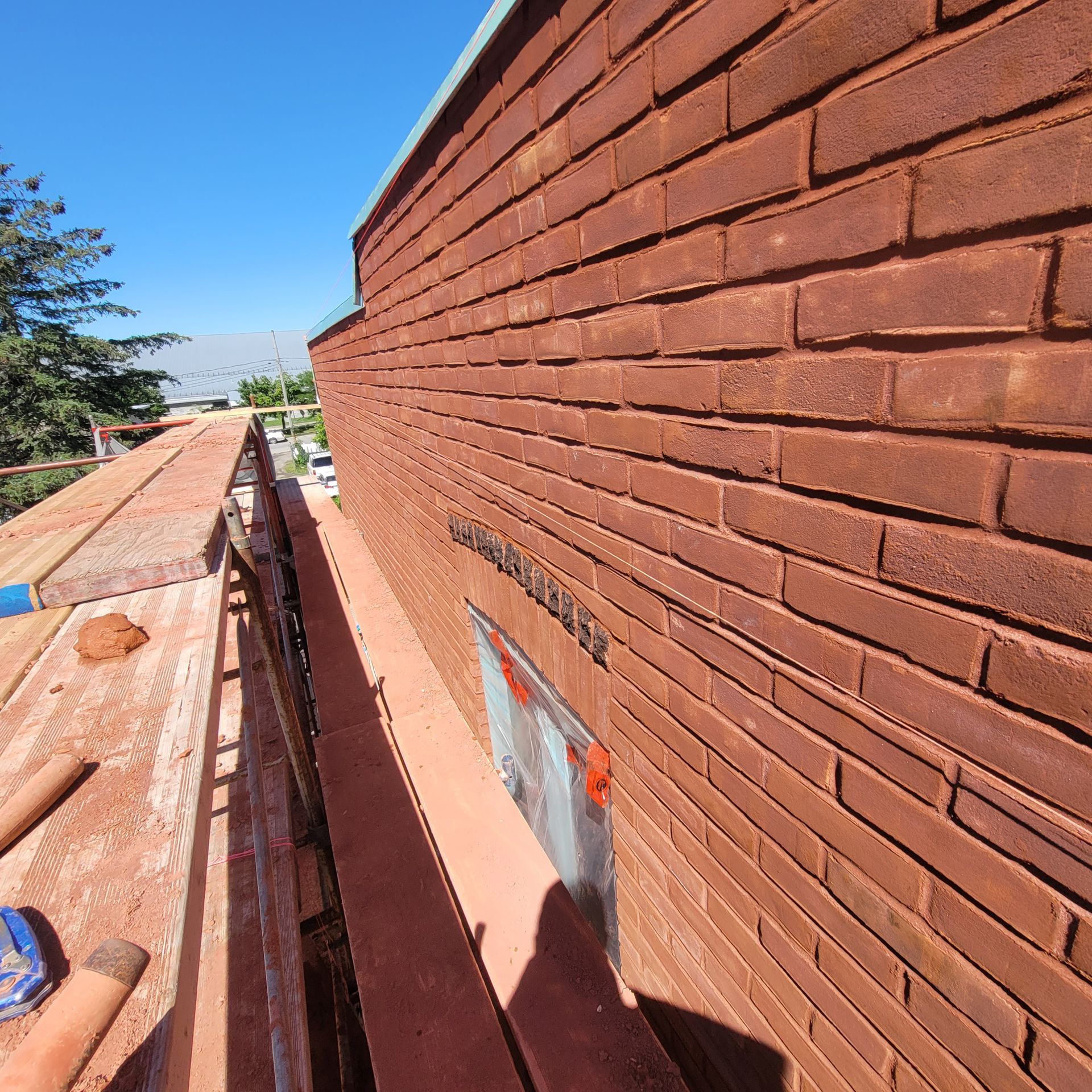 Un mur de briques avec un échafaudage devant