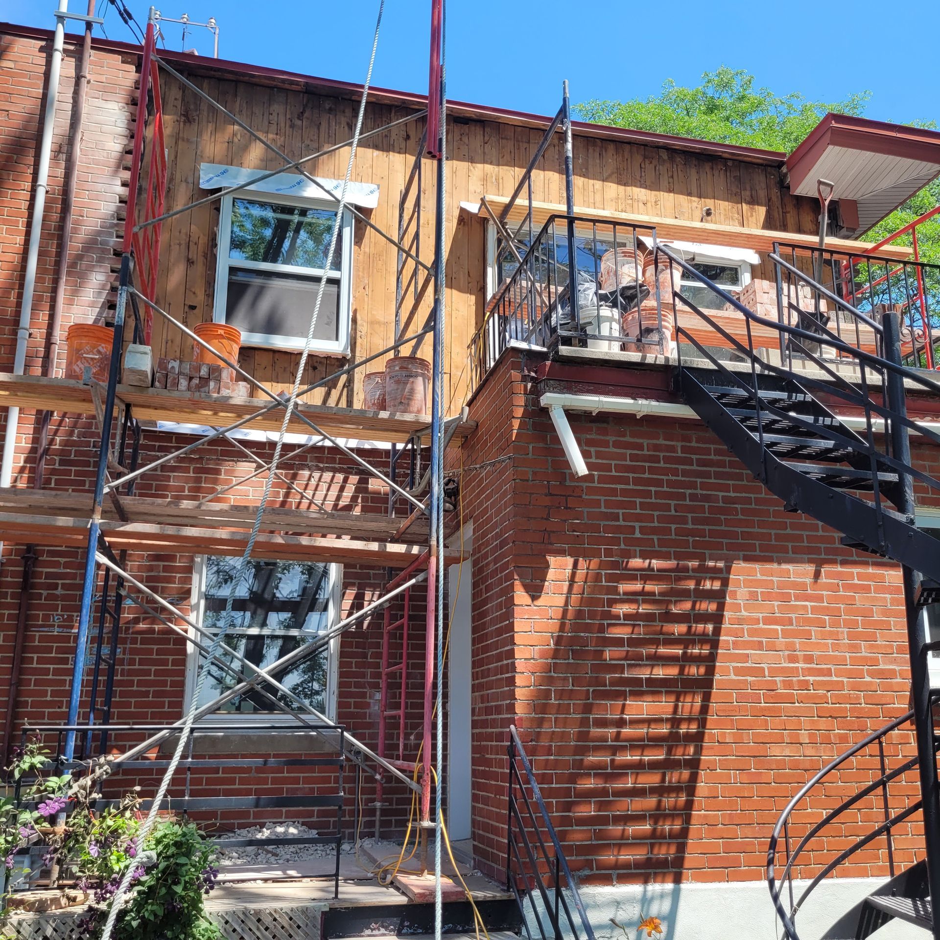 Un bâtiment en briques avec des escaliers et des échafaudages autour