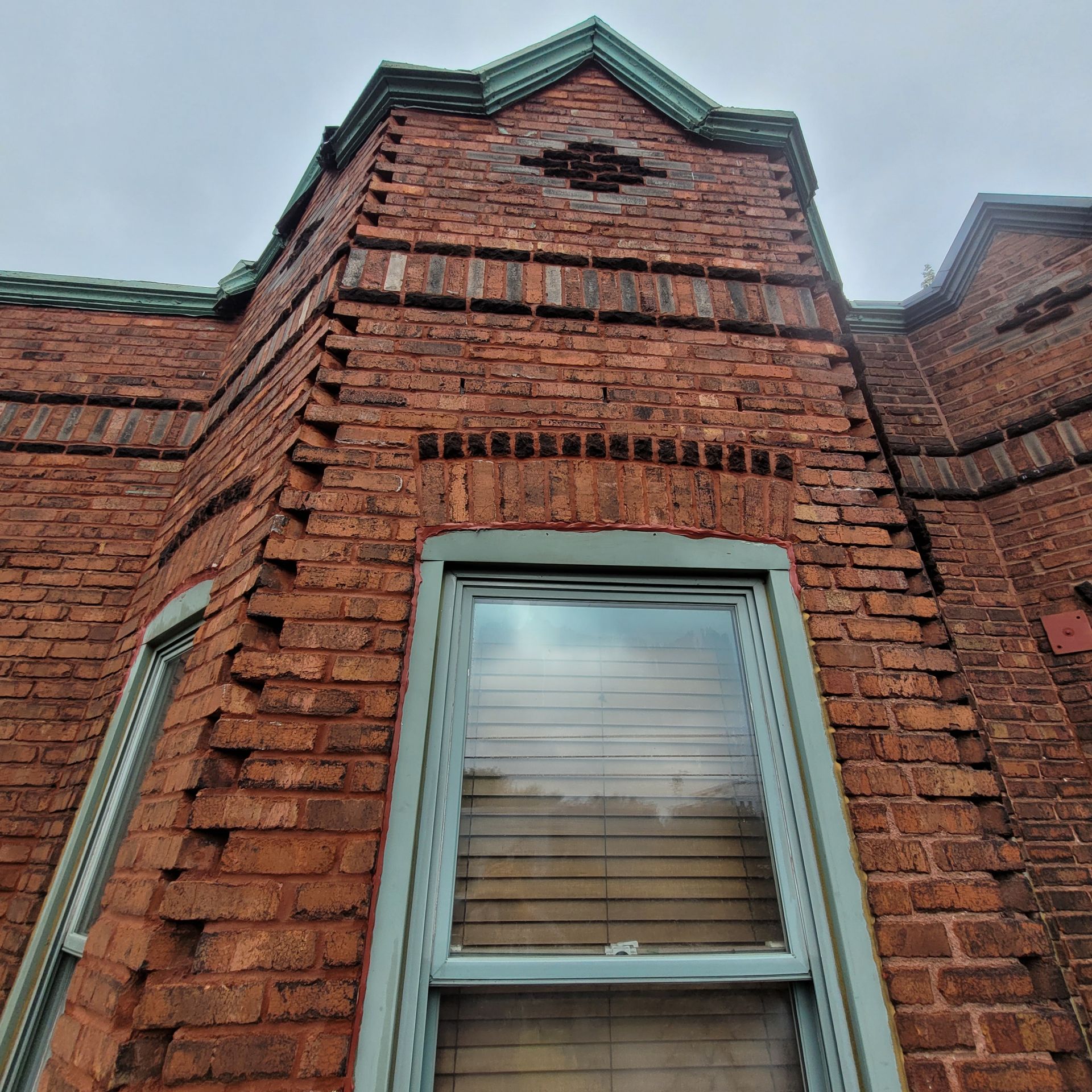 Un bâtiment en briques avec une fenêtre sur le côté.