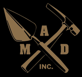 Un logo pour Mad Inc. avec une pelle et un marteau