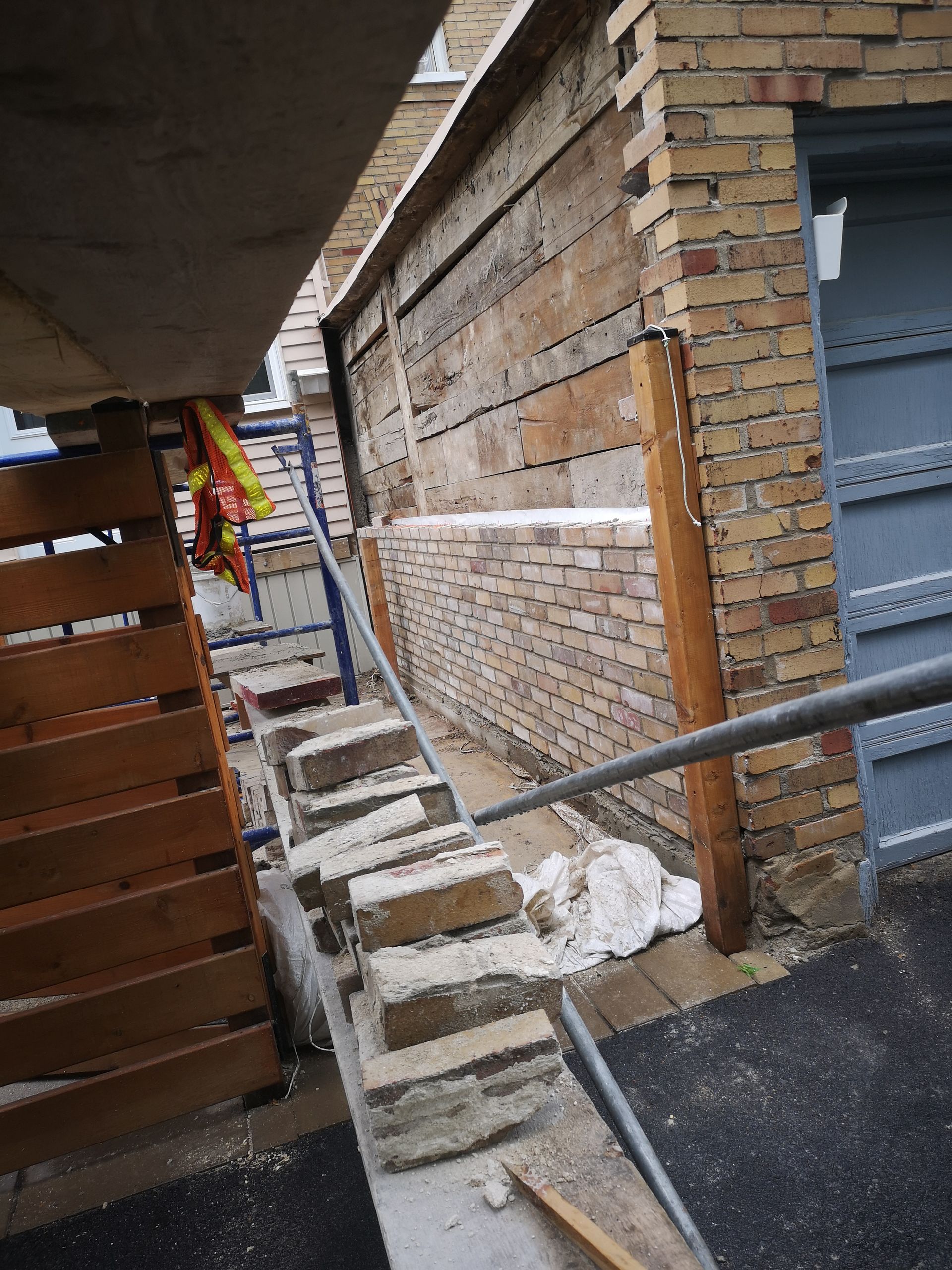 Un mur de briques avec des escaliers qui y mènent