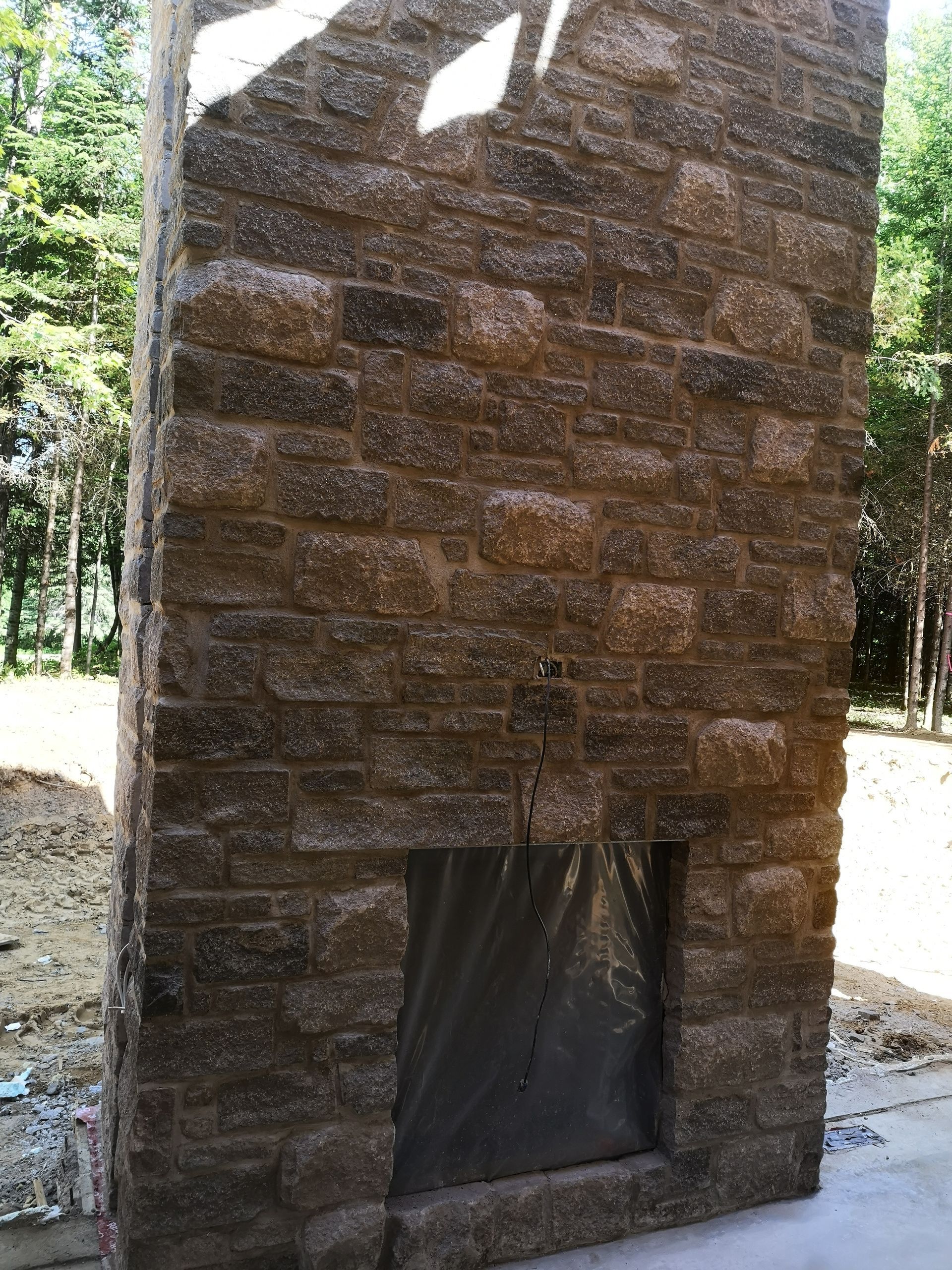 Un mur de briques avec une cheminée au milieu