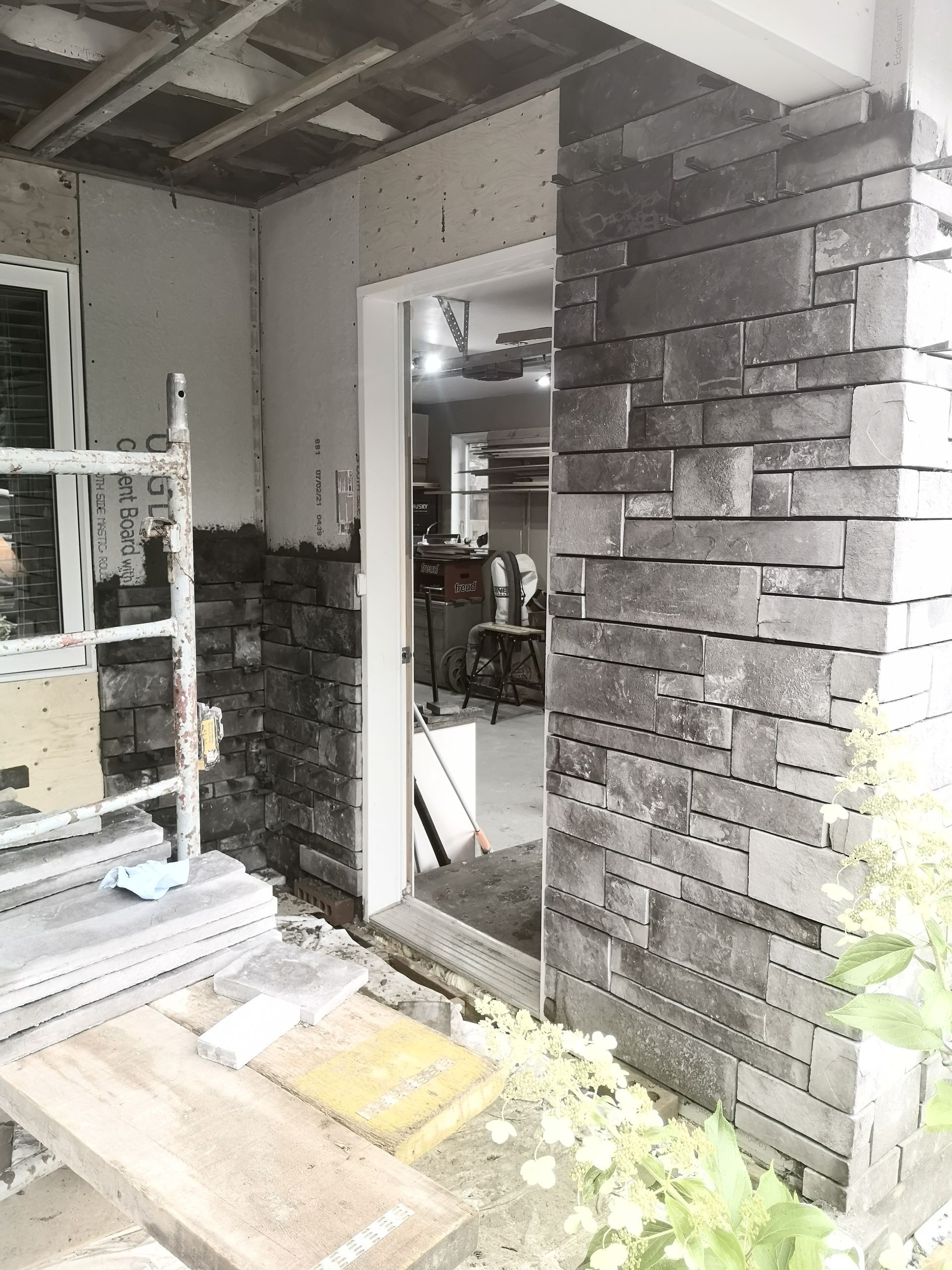 Une photo en noir et blanc d'un mur de briques en construction.