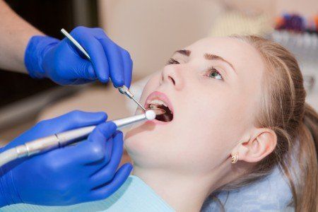 Dentista esaminando la bocca di una bambina