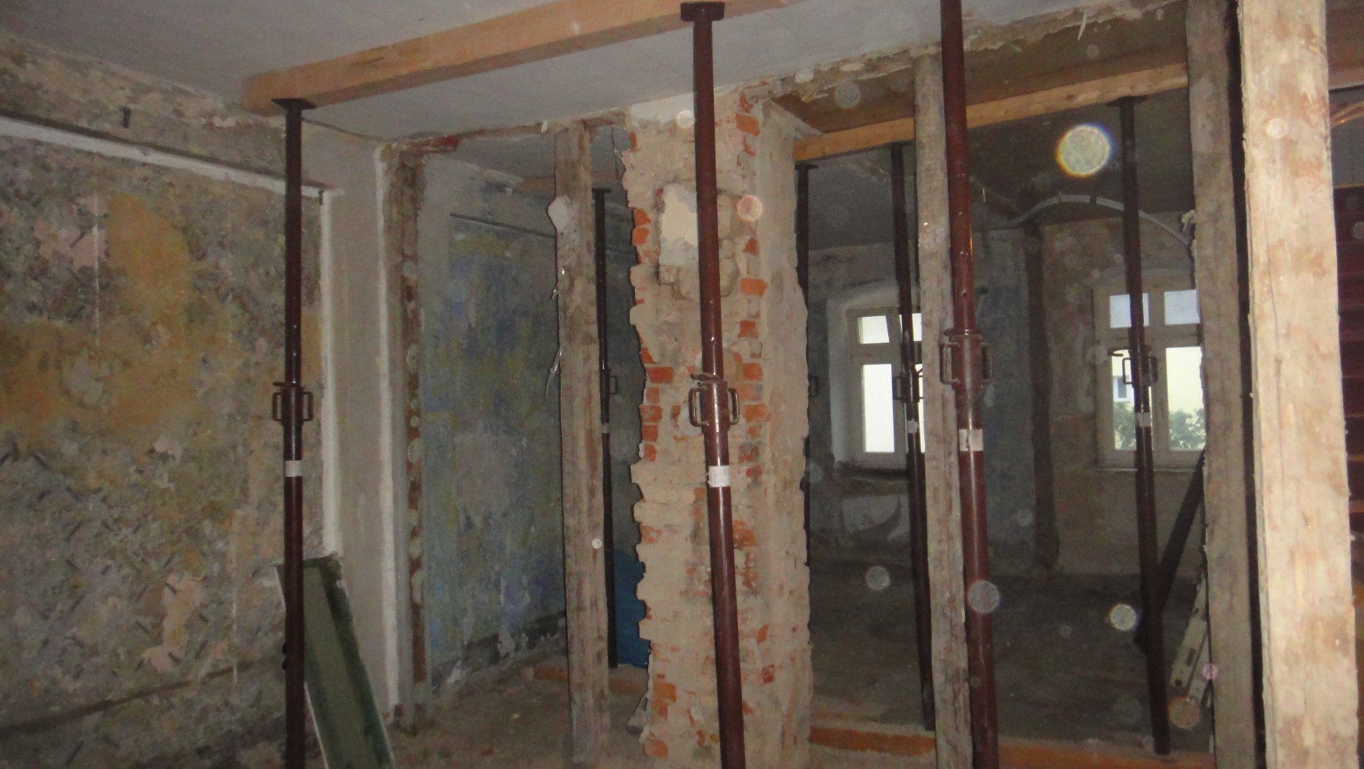 Innenabbruch mit vorhandenen Stützpfeilern; freiliegendes Mauerwerk und Türrahmen.