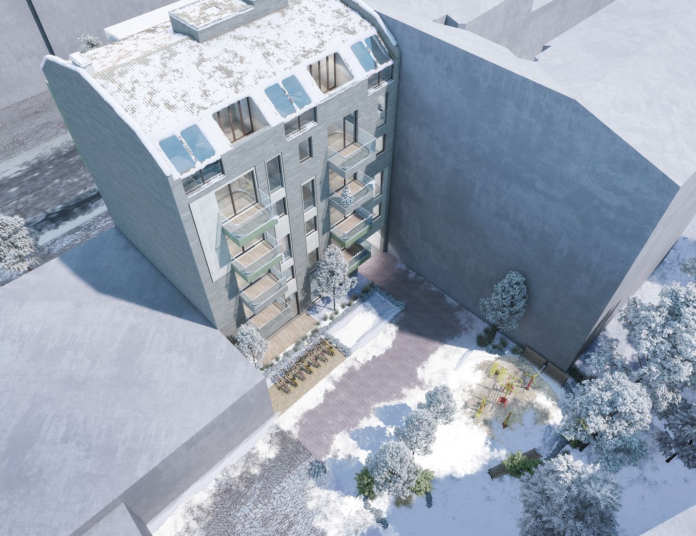 Schneebedecktes Wohnhaus mit Solaranlage, Balkonen und kleinem Innenhof im Winter.