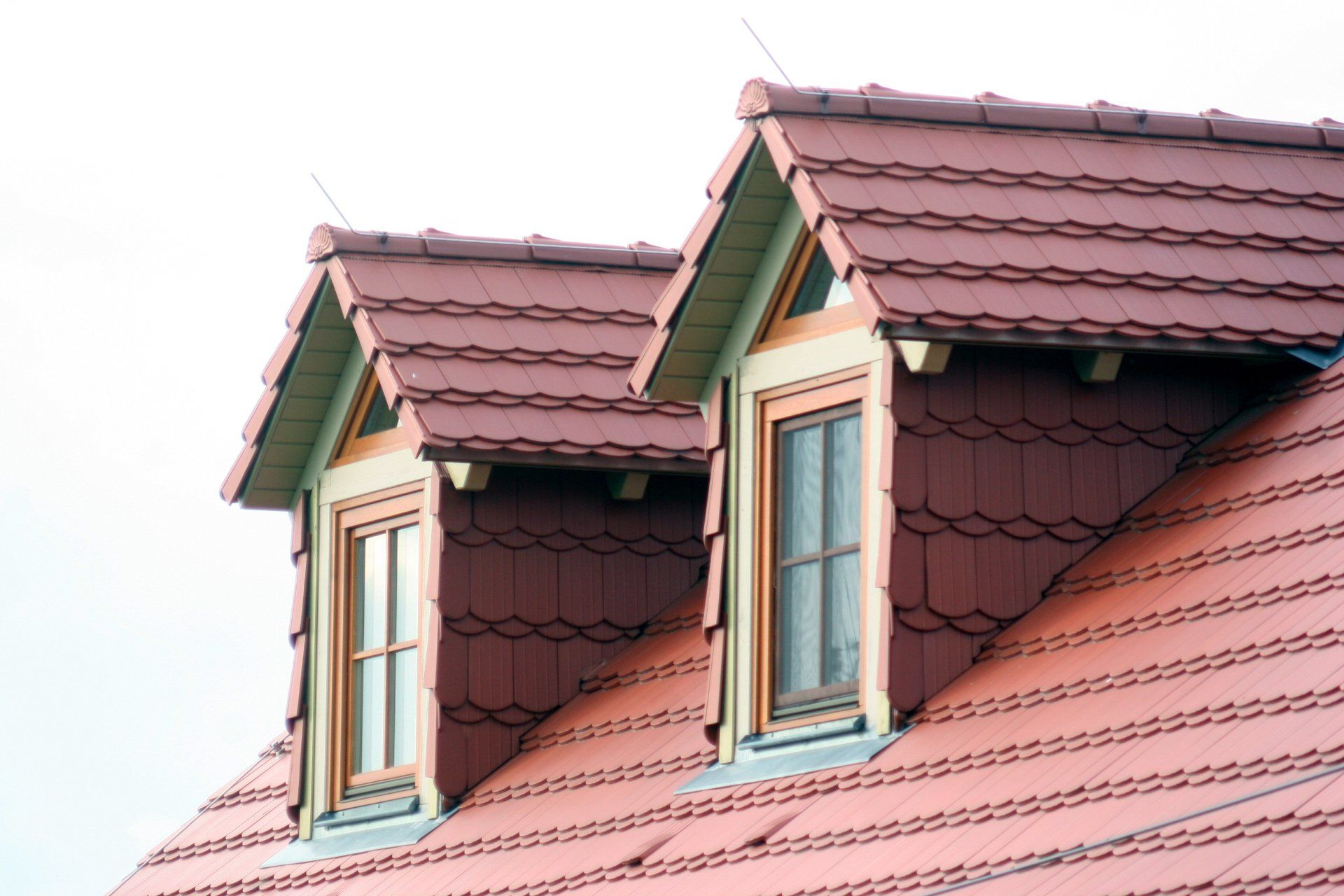 Rotes Ziegeldach mit zwei Dachgauben.