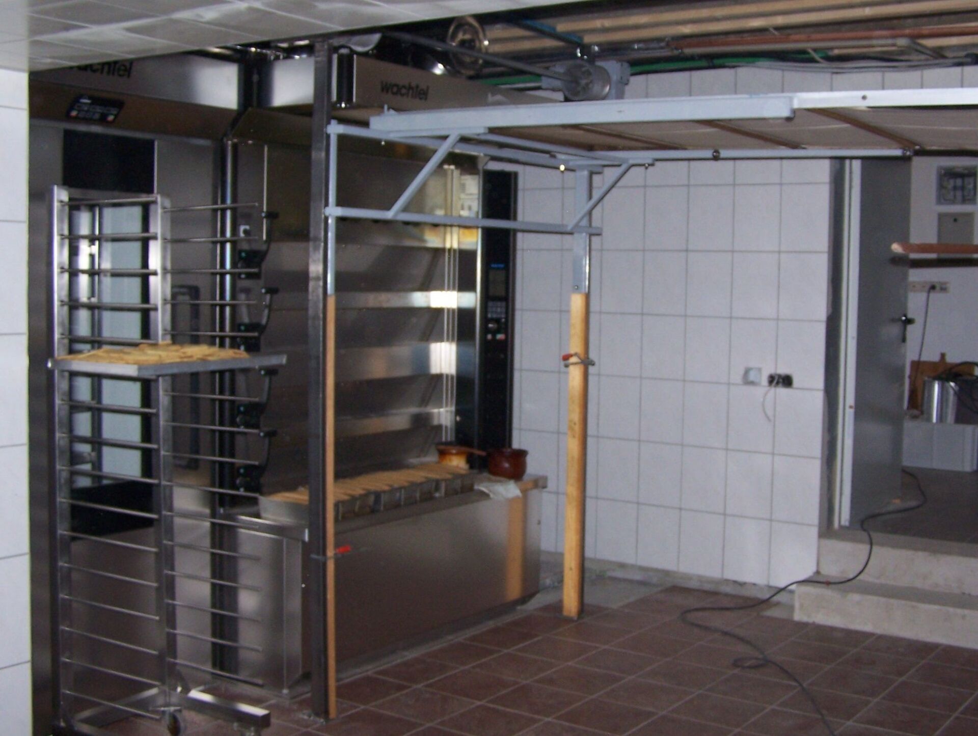 Industrieofen in einer Bäckerei mit Rosten und Belademechanismus.