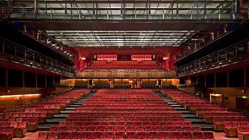 Imagens em sequência: Mapa do Brasil marcando estados e fotos dos teatros em que a empresa tem atuação