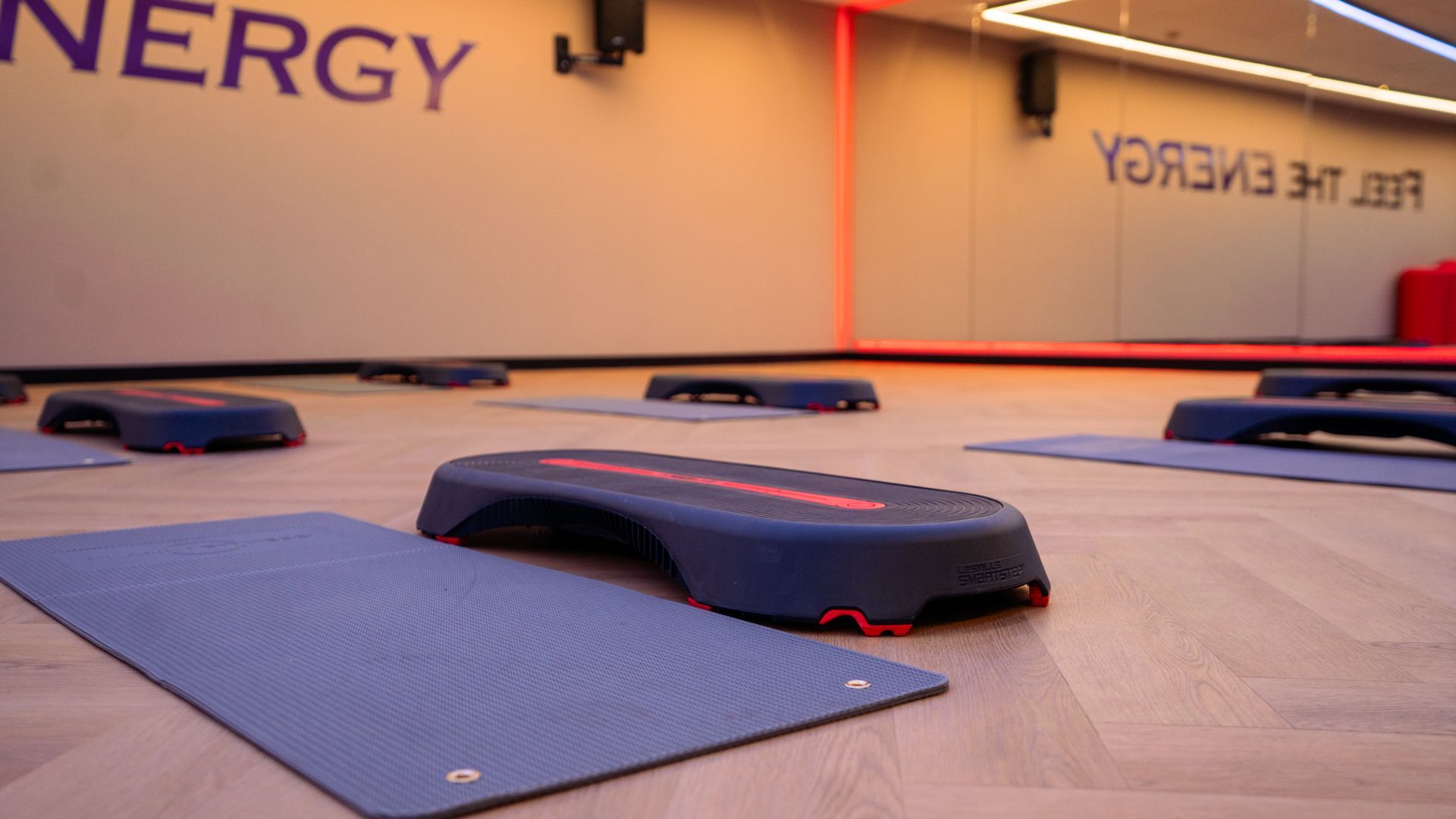 Een persoon tilt een halter op in een sportschool.