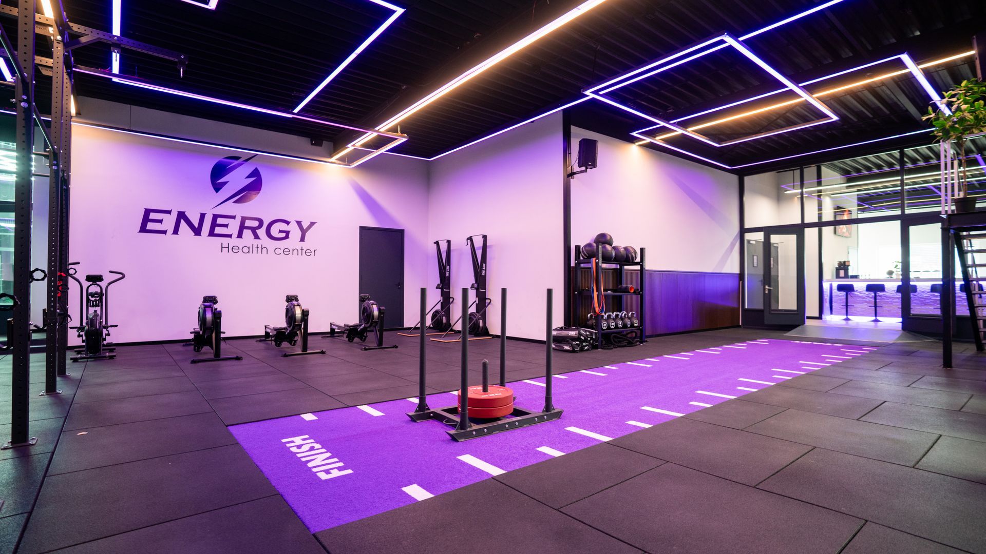 Een persoon tilt een halter op in een sportschool.