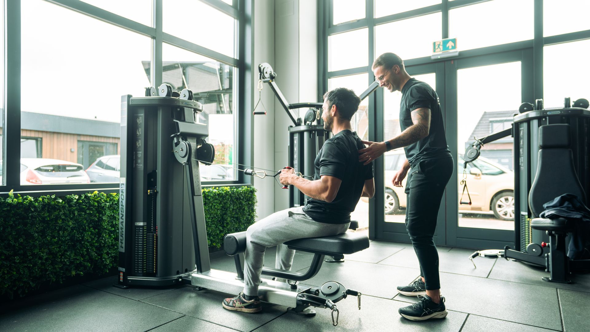 Een man rent op een loopband in een sportschool.