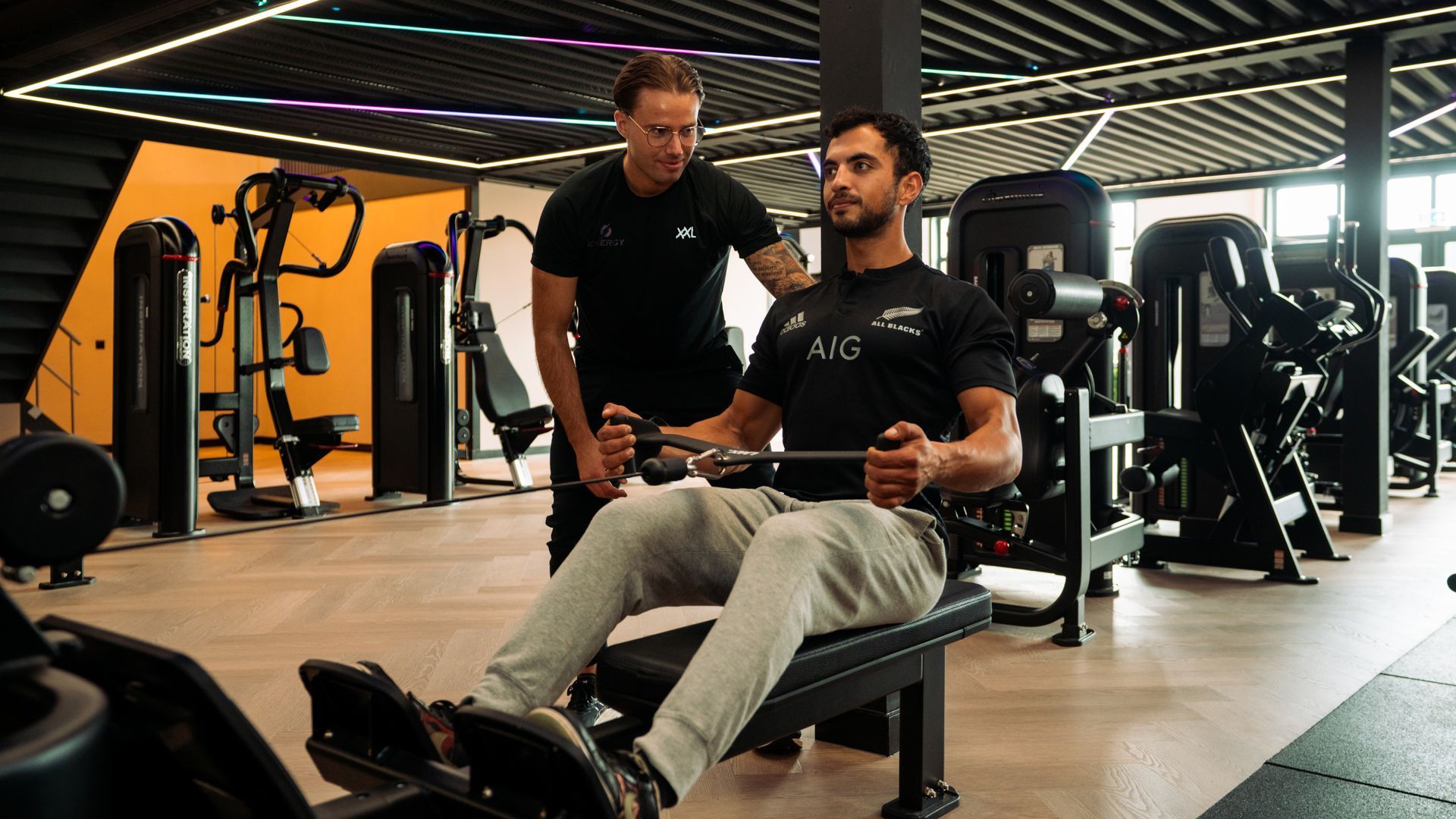 Dumbbells in een moderne sportschool voor krachttraining en spiermassa opbouw