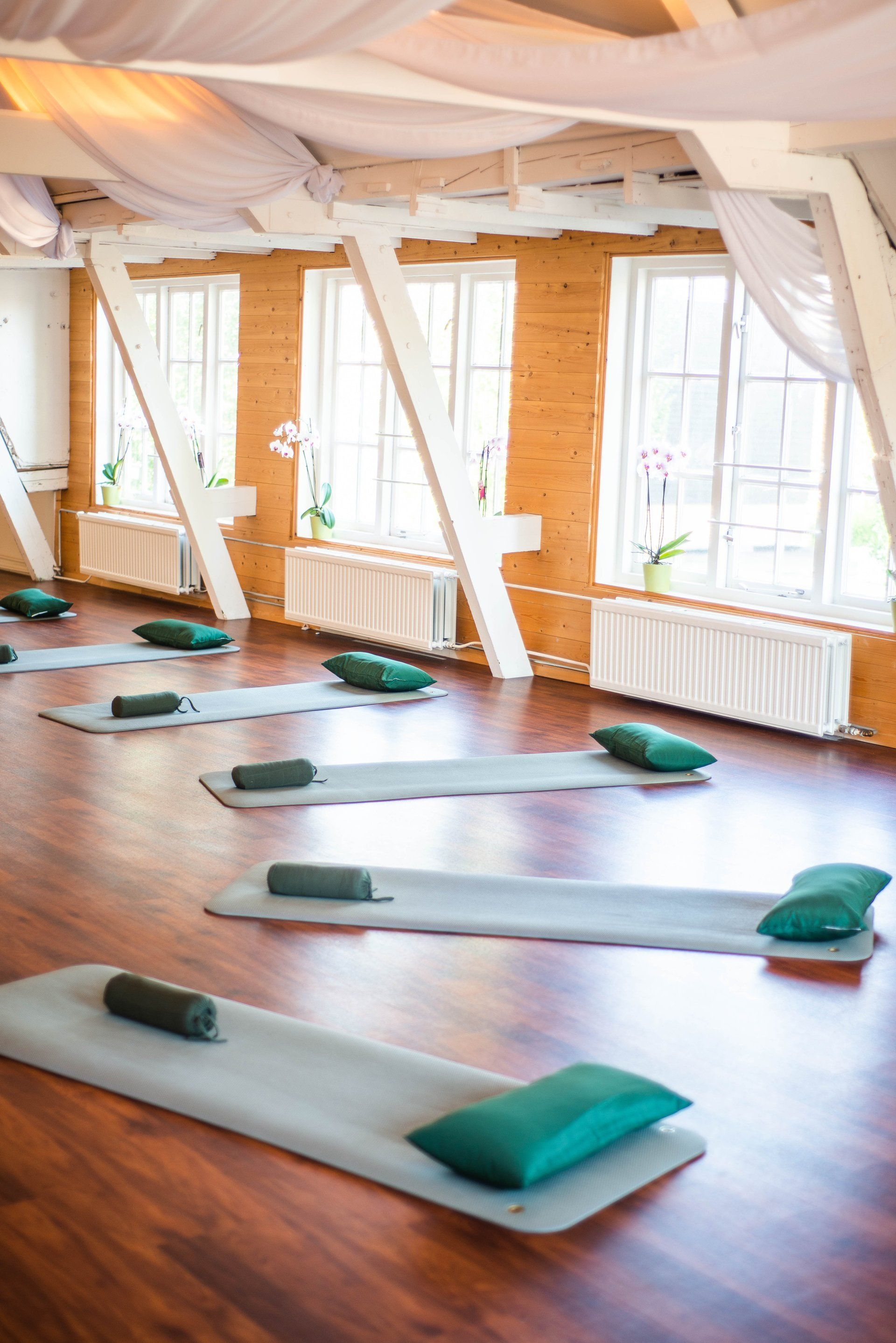 Er zijn voldoende yogamatten en kussens in de kamer aanwezig.