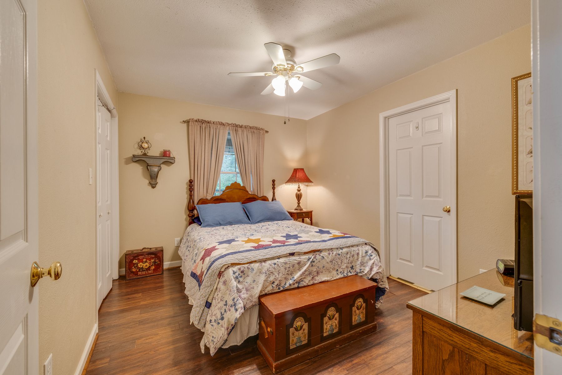 Bedroom with a king size bed and a ceiling fan.