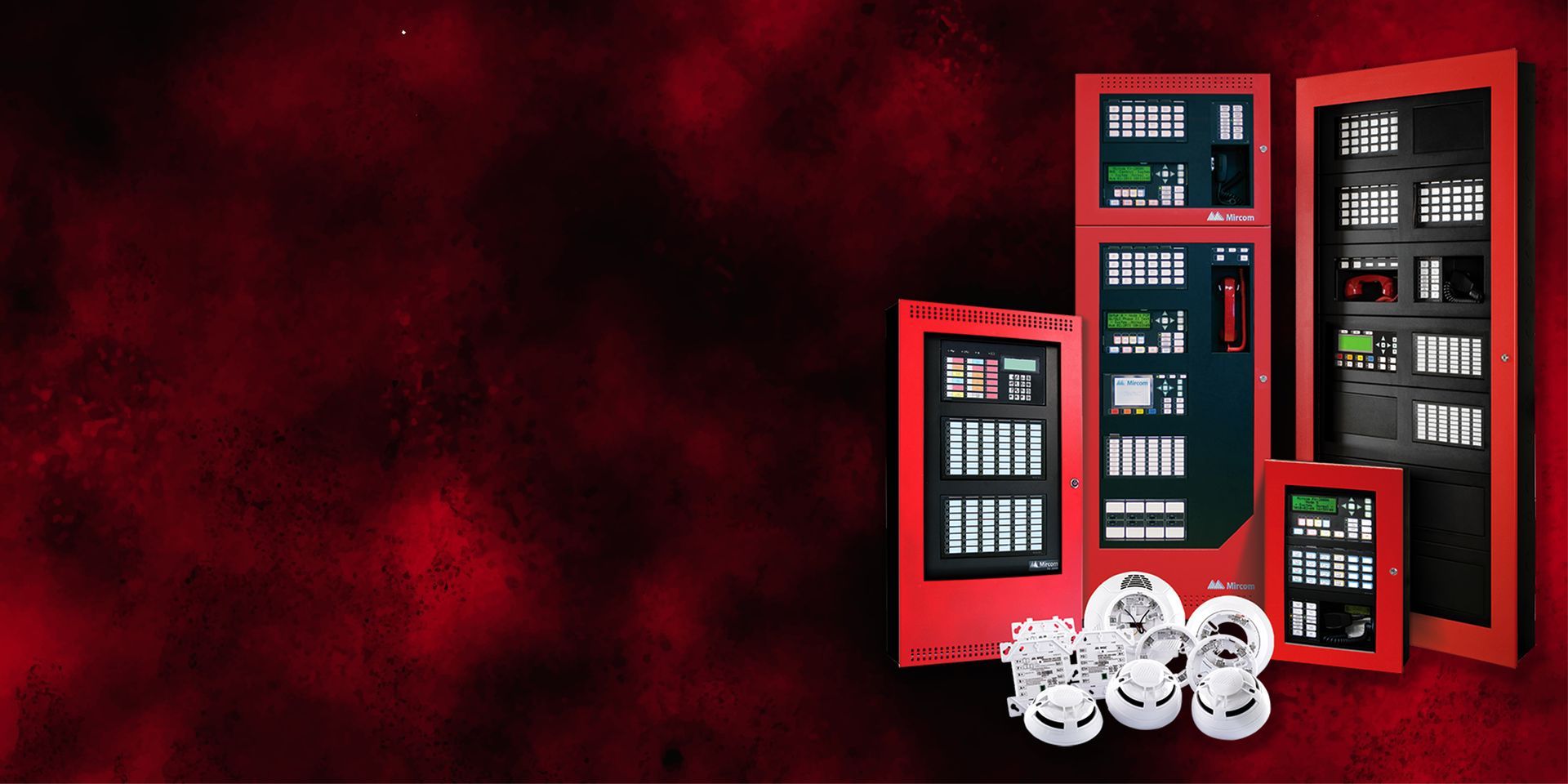 Panneaux de contrôle d'alarme incendie et détecteurs de fumée sur fond rouge.