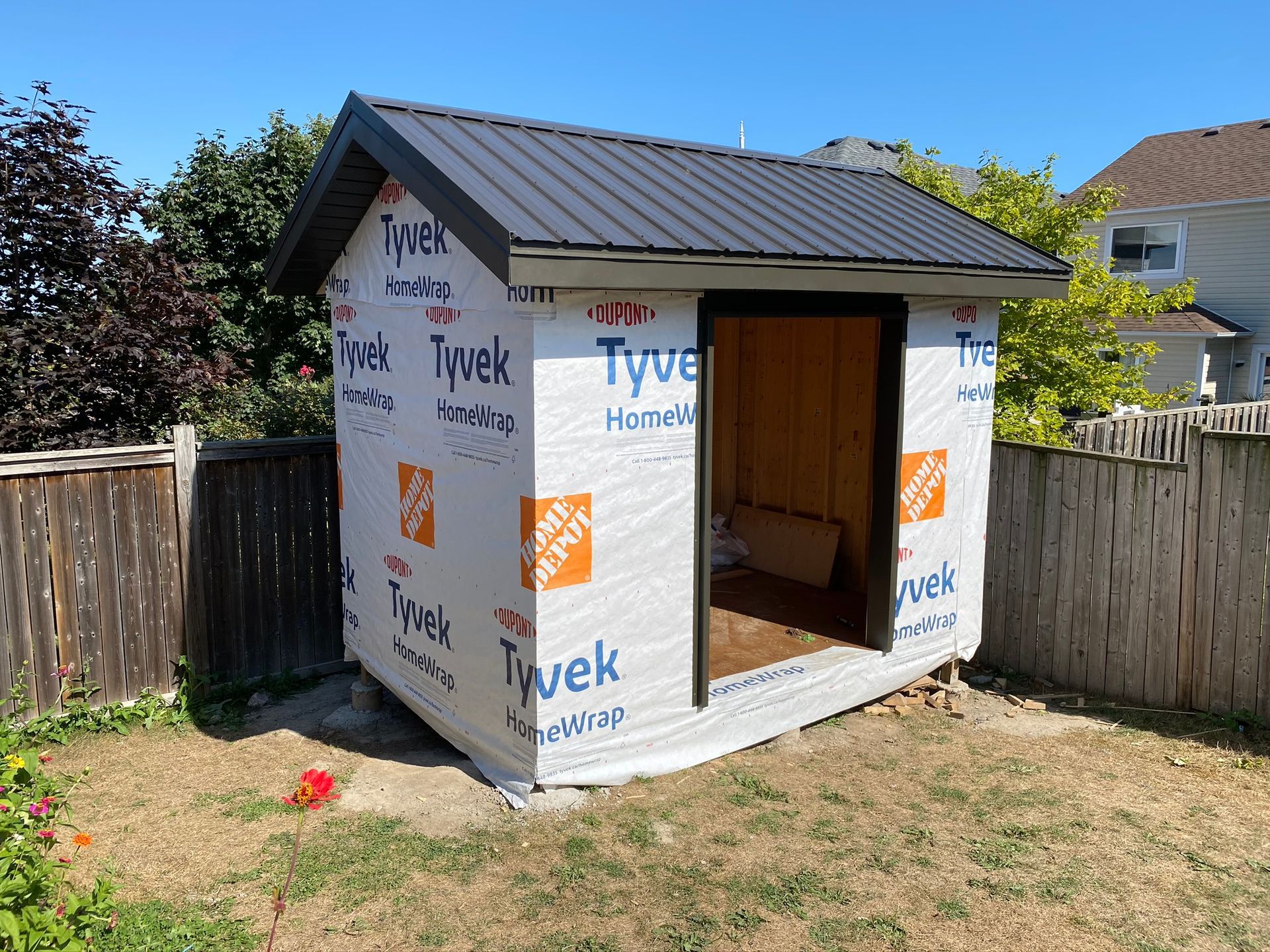 a shed with the word tyvek on it