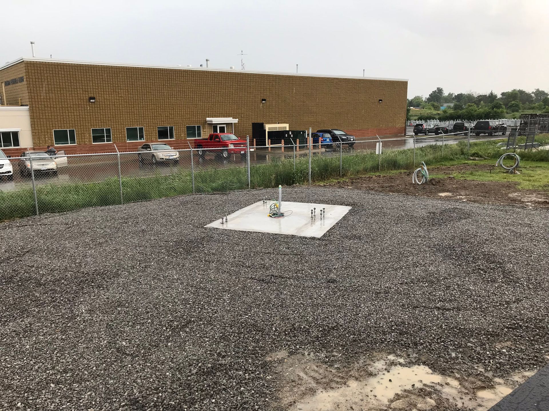 a large building with a lot of cars parked in front of it .