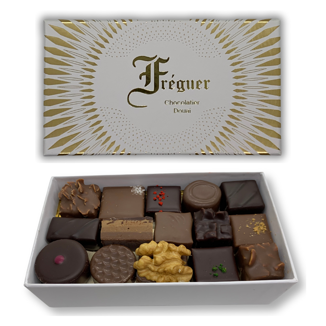 Photo coffret prestige Fréguer couvercle et fond rempli de chocolats 