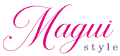 Logotipo de Magui Style en letras rosas y moradas sobre un fondo blanco.