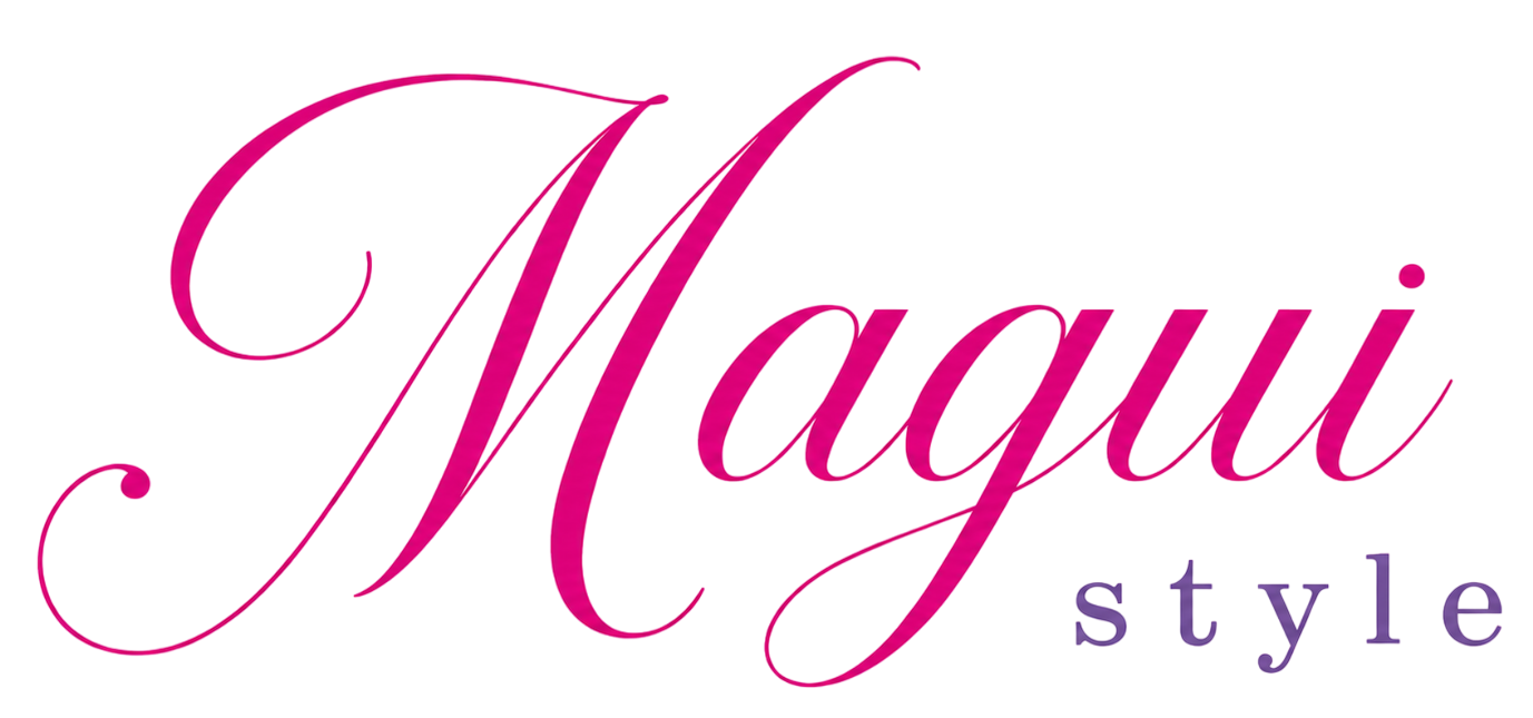 Logotipo de Magui Style en letras rosas y moradas sobre un fondo blanco.