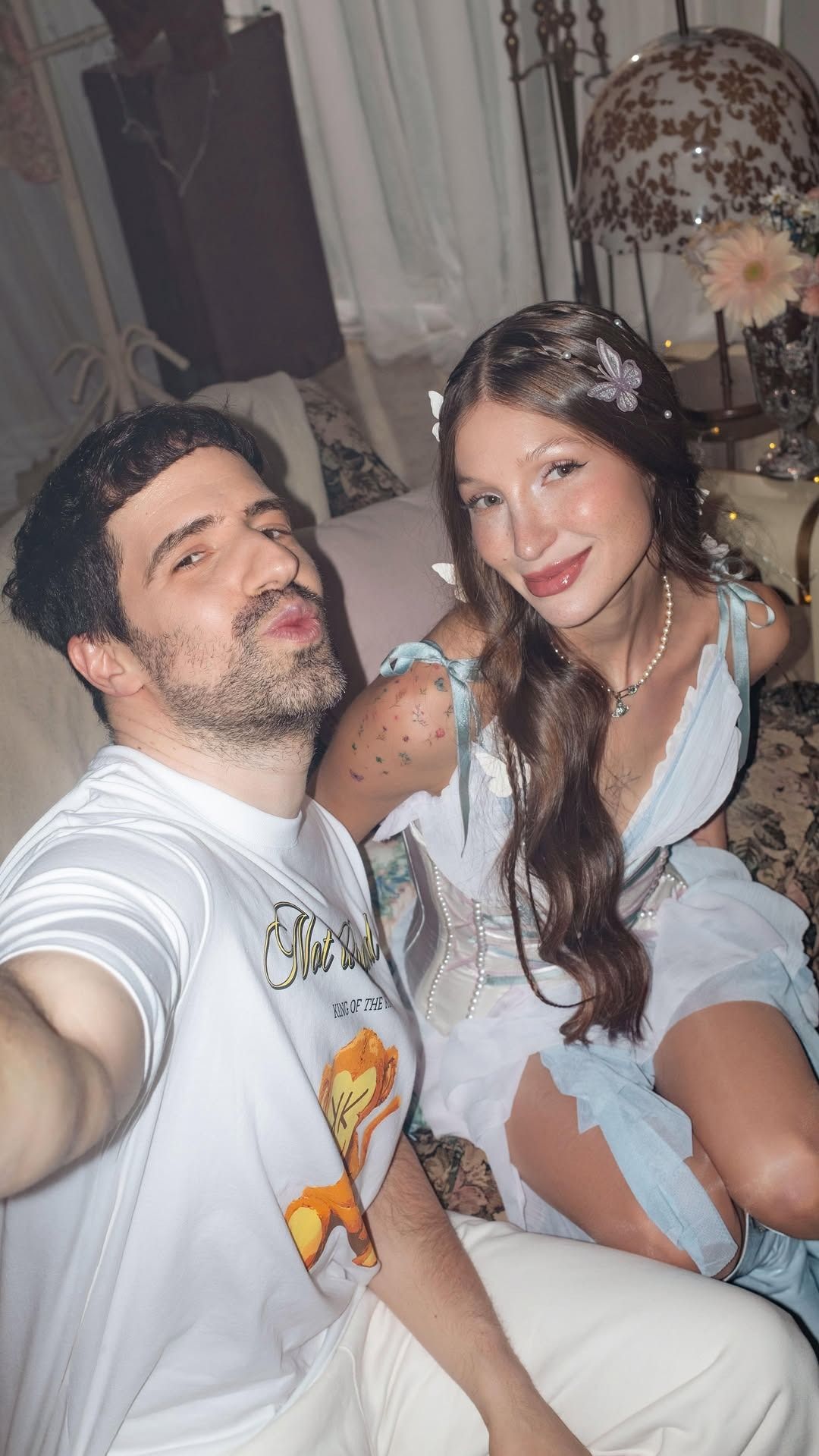 Dos personas posando para una selfie en una habitación