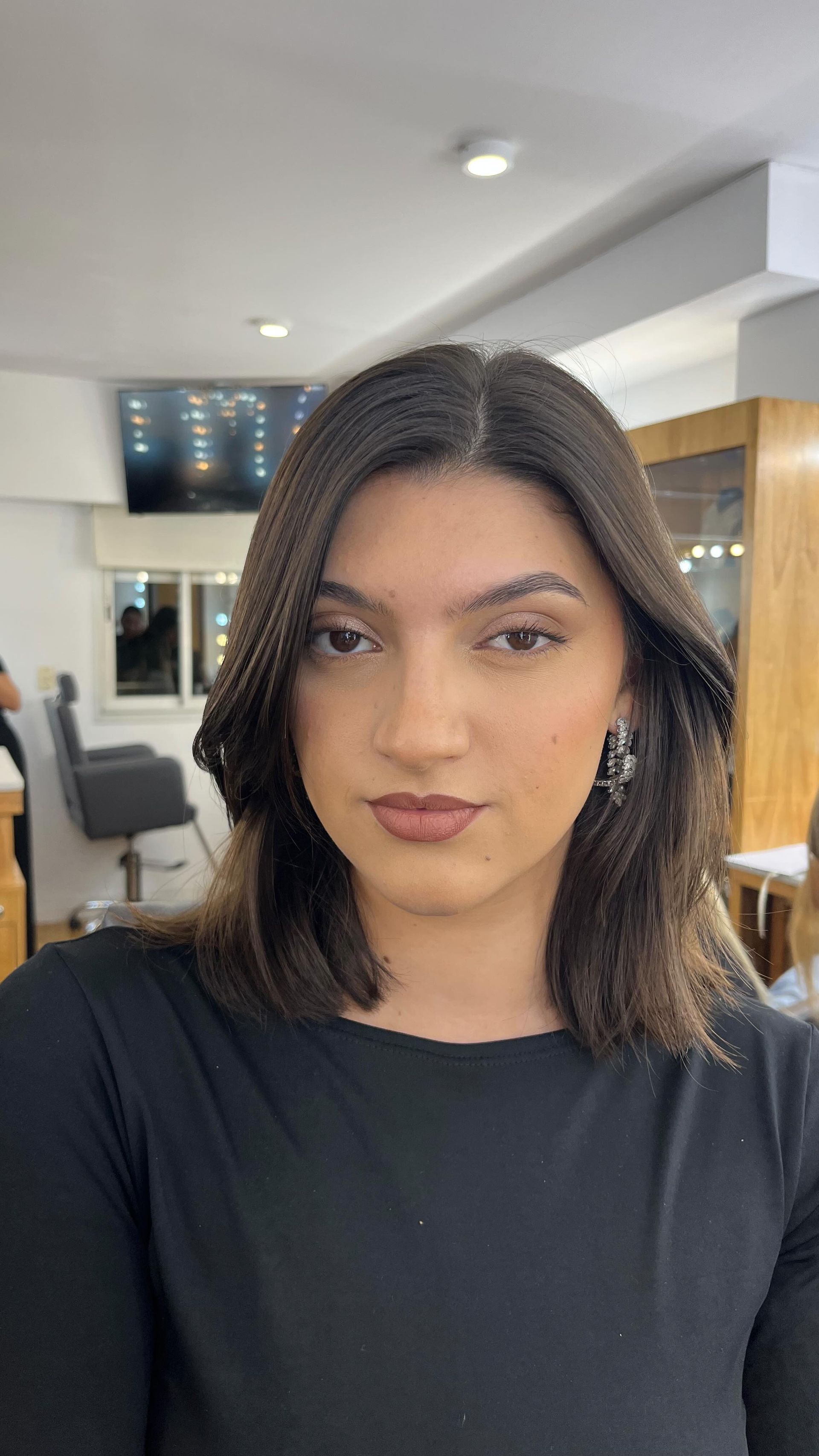 Persona con cabello oscuro hasta los hombros
