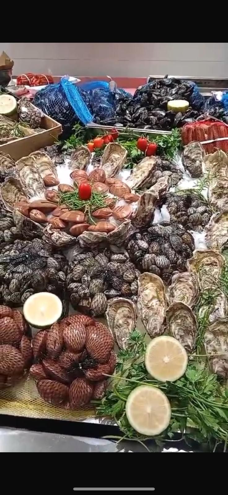 Pesce esposto sul ghiaccio in un mercato ittico.