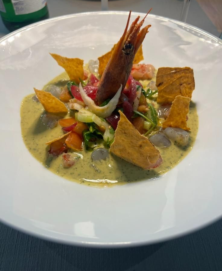 Insalata di mare con polpo e gamberi in una ciotola blu.