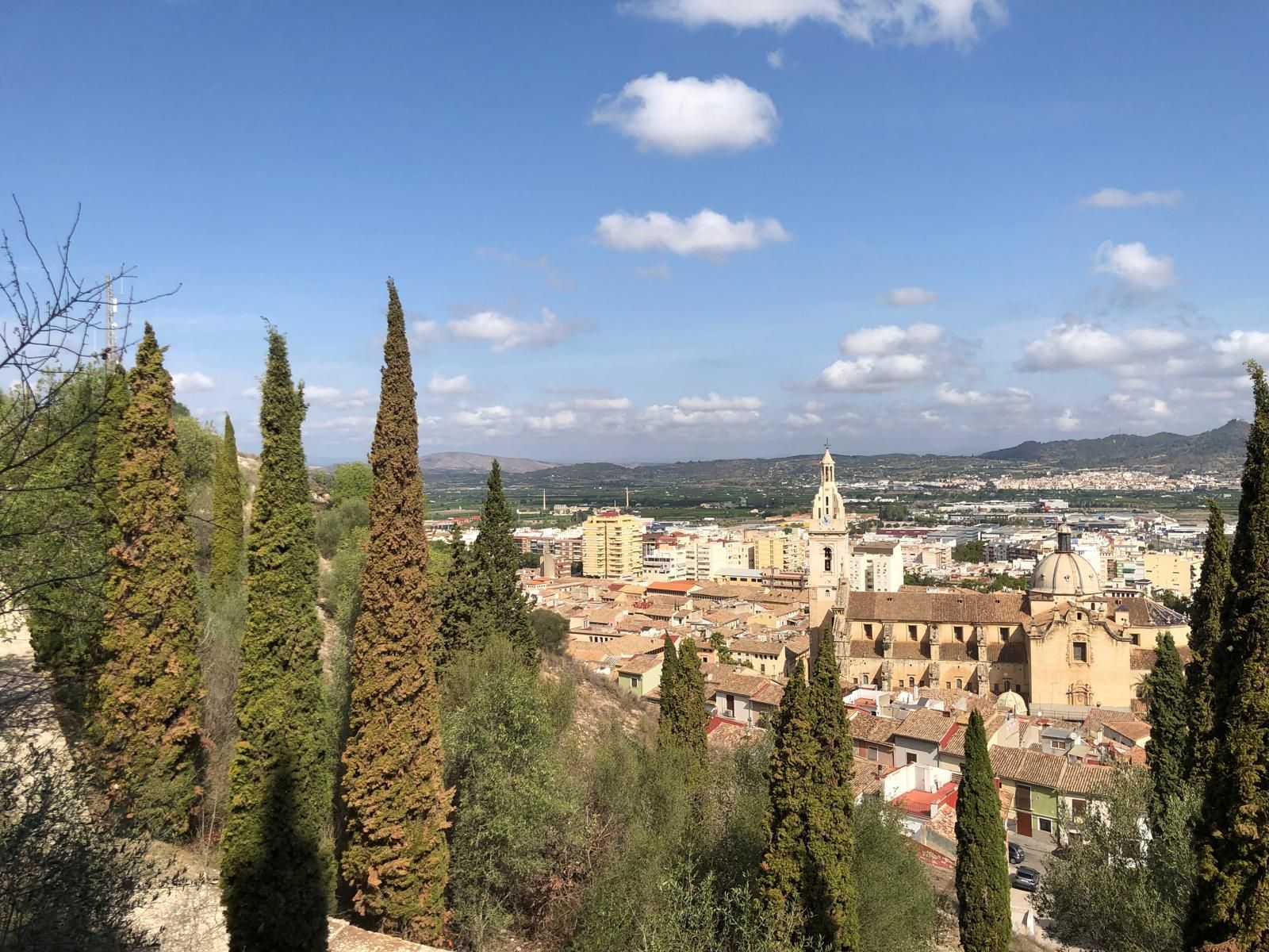 Guía turístico experto mostrando los secretos de Xàtiva