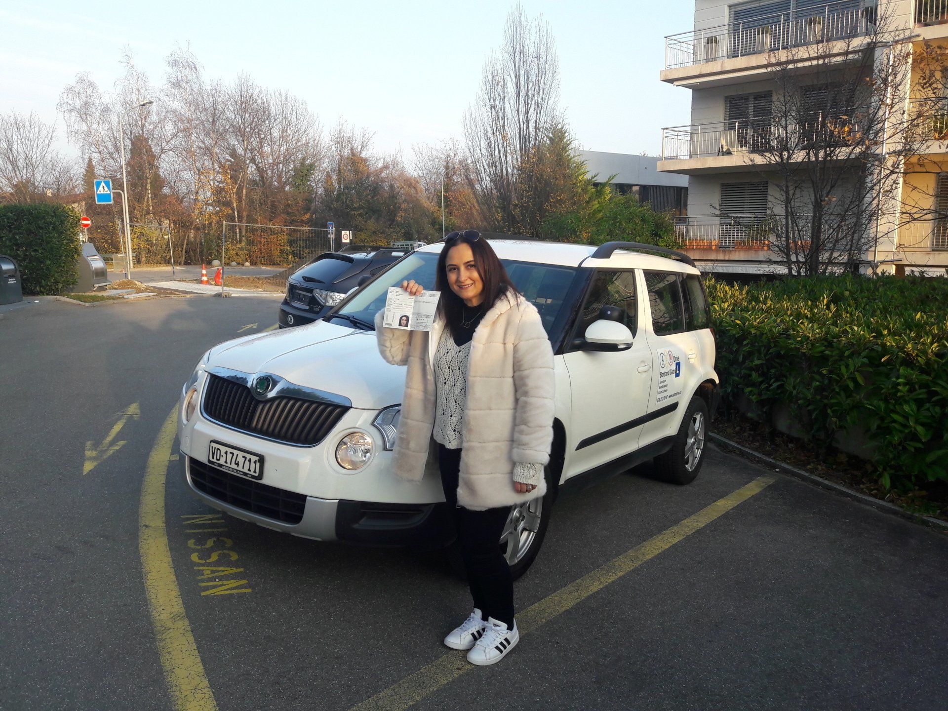 élève abm drive montrant son permis de conduire