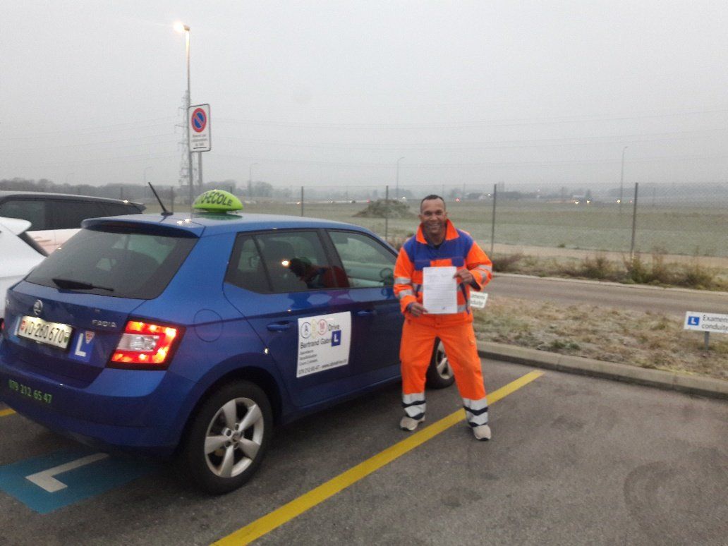 élève abm drive montrant son permis de conduire réussi