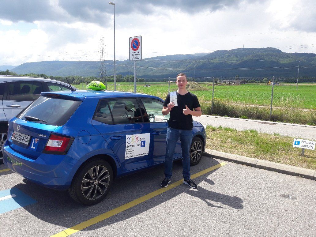 élève abm drive avec son permis de voiture