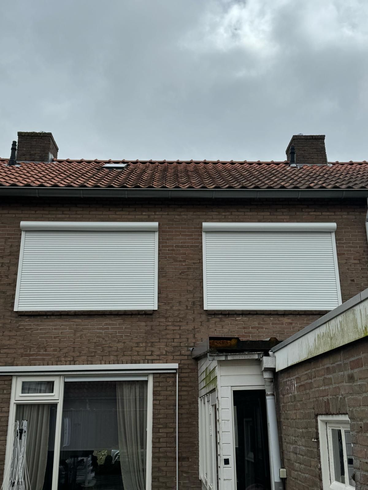 Rolluiken opgehangen van Byzon Buitenzonwering producten