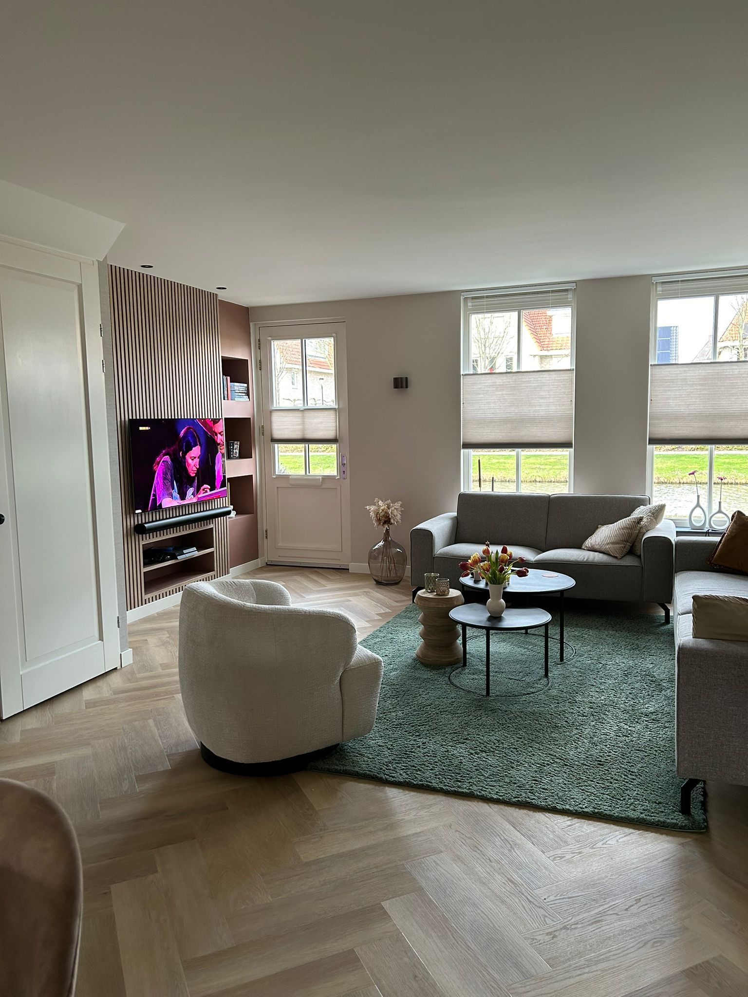 Totale verbouw woning in Middelharnis, inclusief cinewall, pvc vloeren en traprenovatie