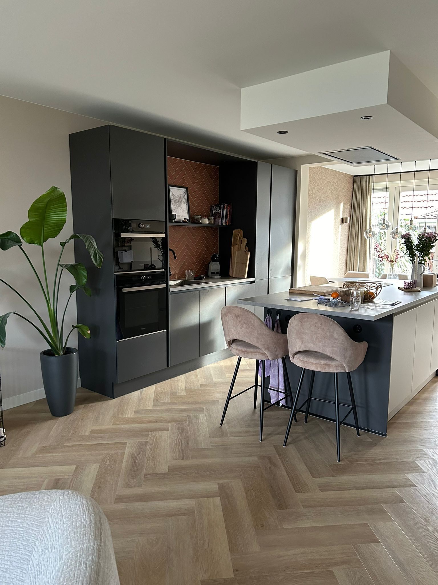 Totale verbouw woning in Middelharnis, inclusief cinewall, pvc vloeren en traprenovatie