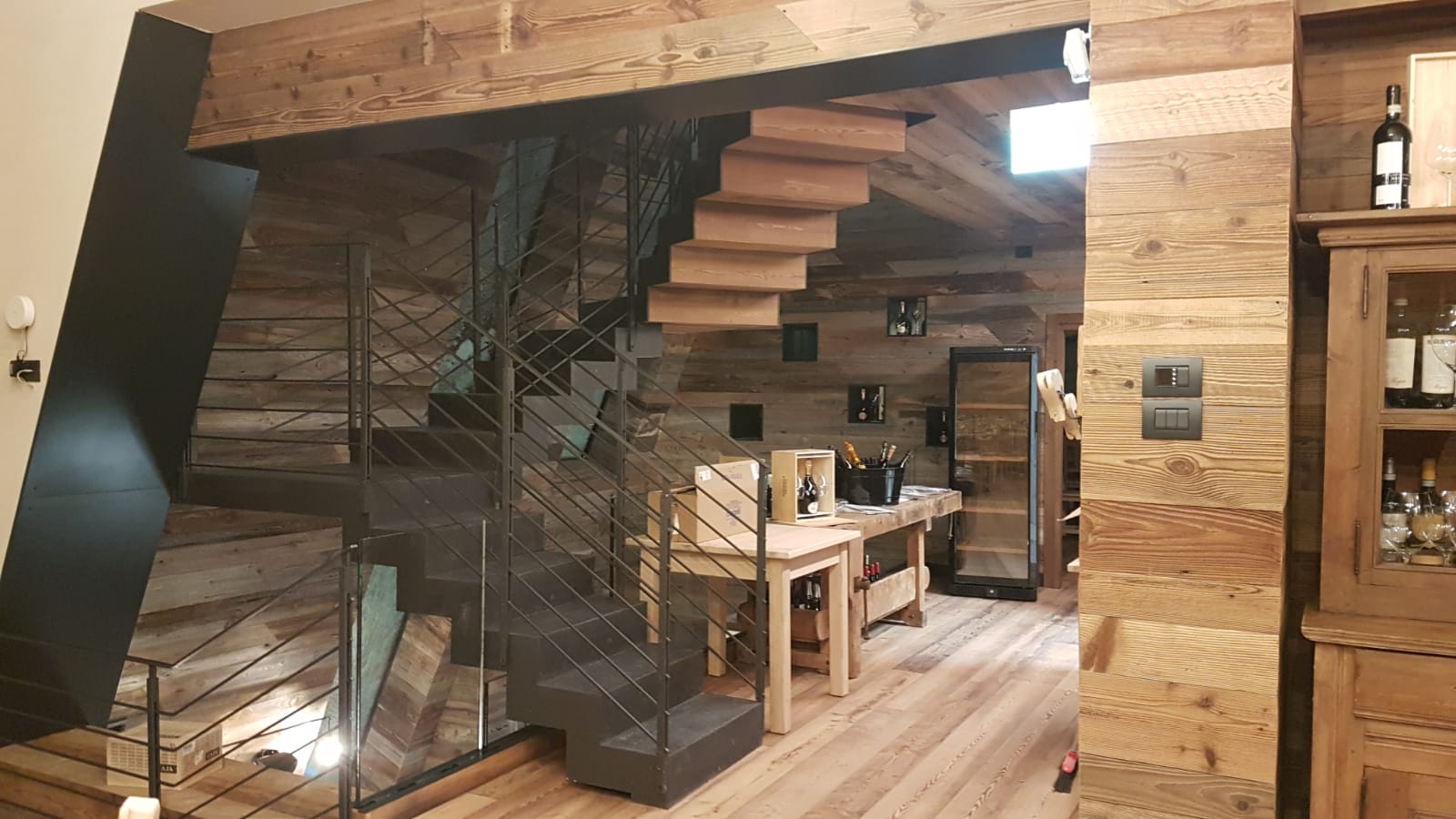 scale in un ambiente di legno