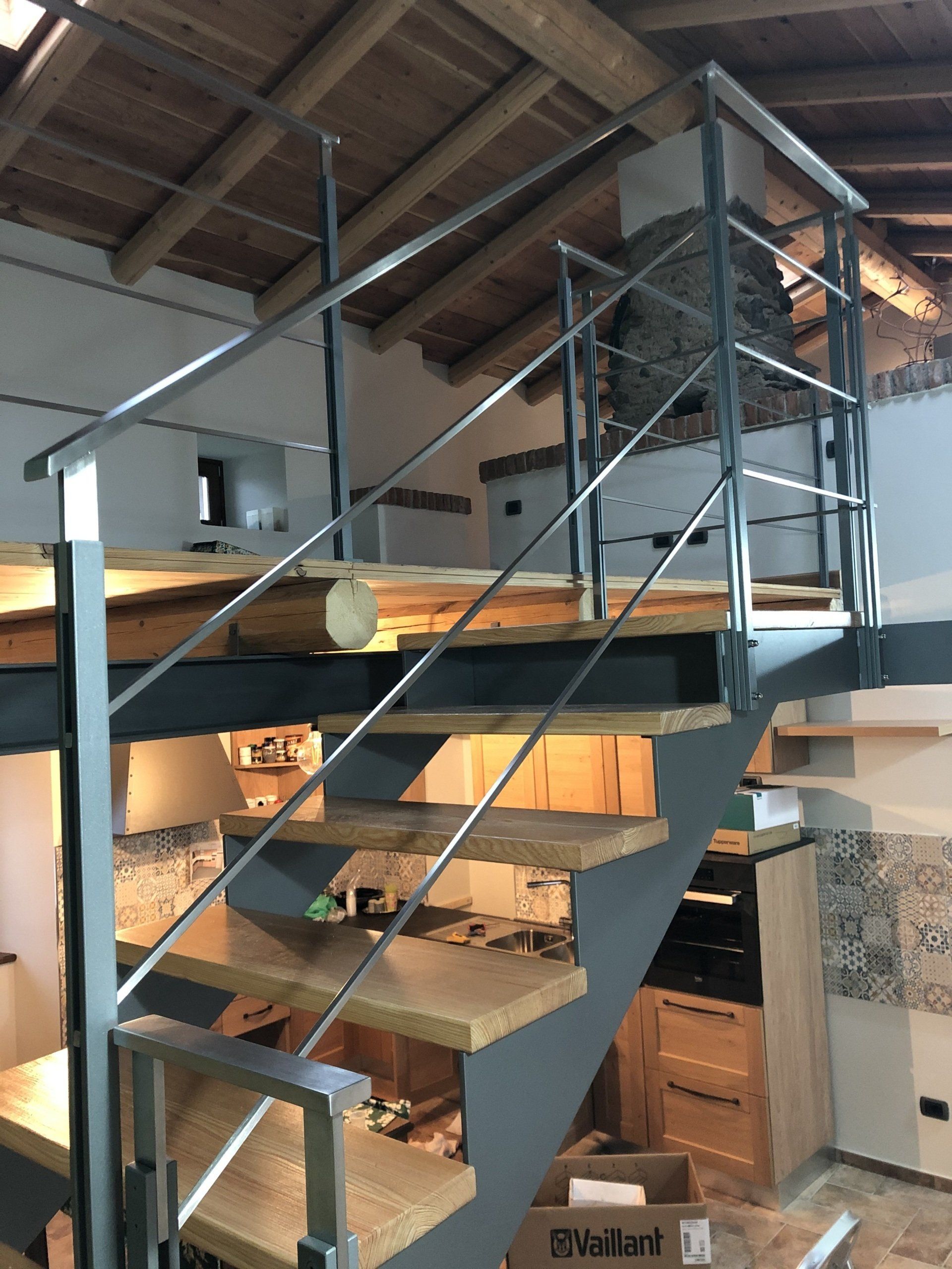 scale in legno e ringhiera in ferro