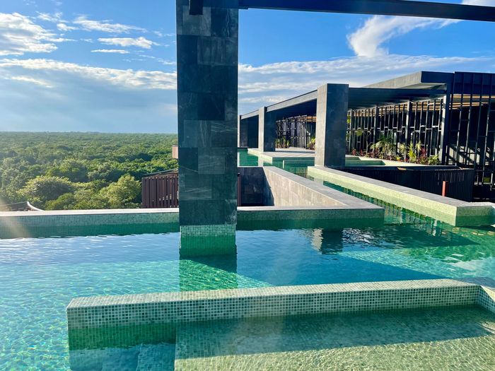 Una gran piscina con vista a un bosque.