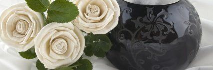 tre rose bianche e un vaso nero