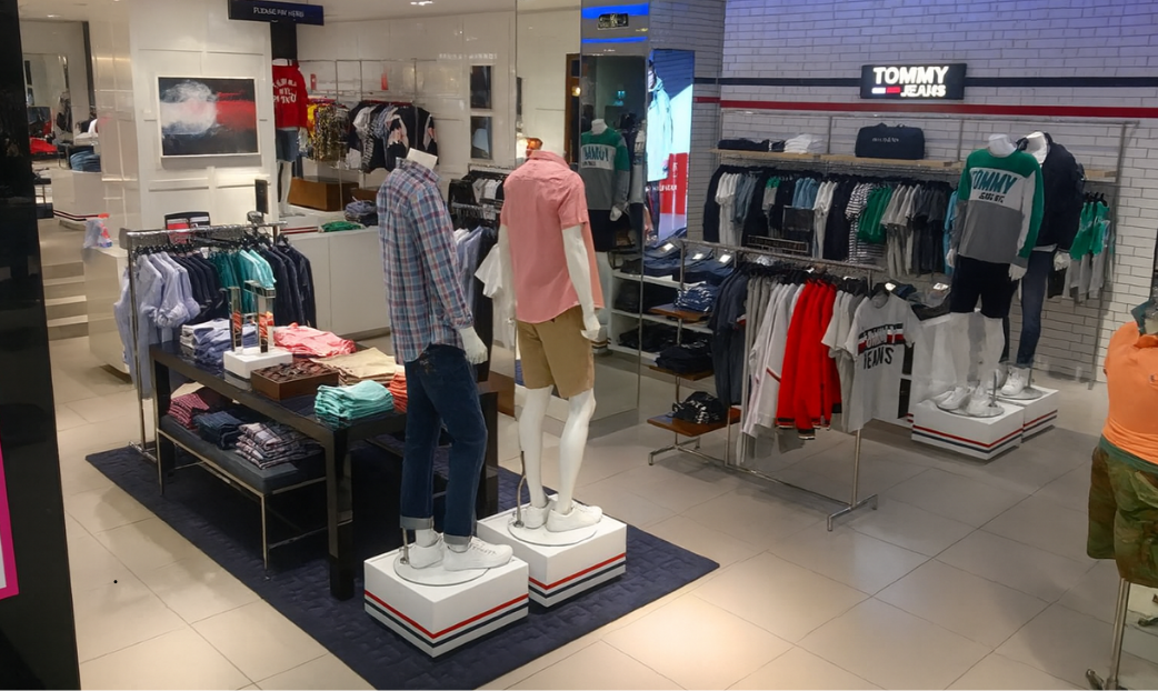 Designing and installing shop displays - Tommy Jeans