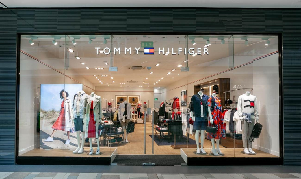 Designing and installing retail shelving - Tommy Hilfiger storefront